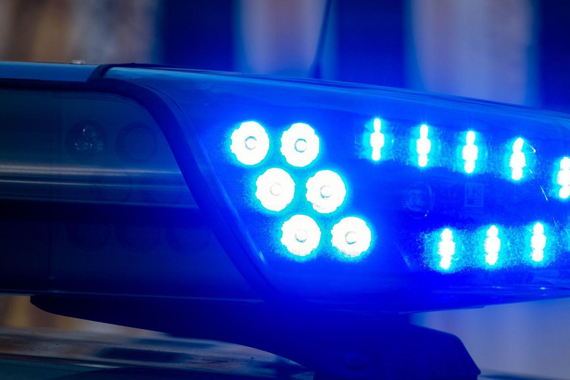 Die Polizei musste einen nackten, schreienden Mann stoppen, der in der Neumarkter Innenstadt unterwegs war. (Symbolbild: Marijan Murat/dpa)