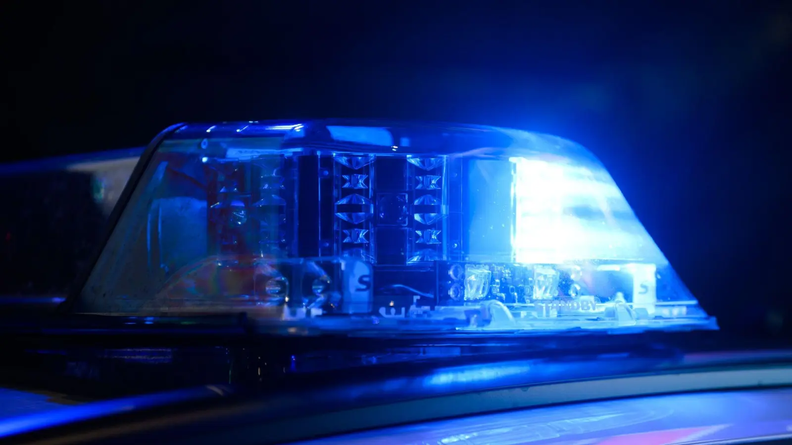 Eine 45-jährige Frau aus Amberg täuschte einen Unfall vor, um einen echten Unfall auf der Autobahn zu vertuschen.  (Symbolbild: Julian Stratenschulte/dpa)