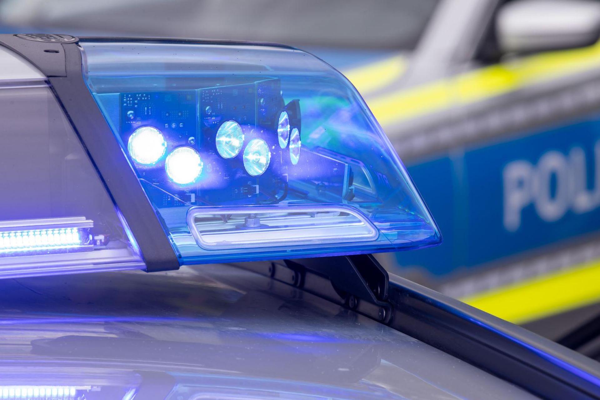 In Amberg wurde ein geparktes Auto auf einem Supermarktparkplatz beschädigt. Der Unfallverursacher flüchtete. Die Polizei sucht Zeugen. (Symbolbild: Daniel Karmann/dpa)