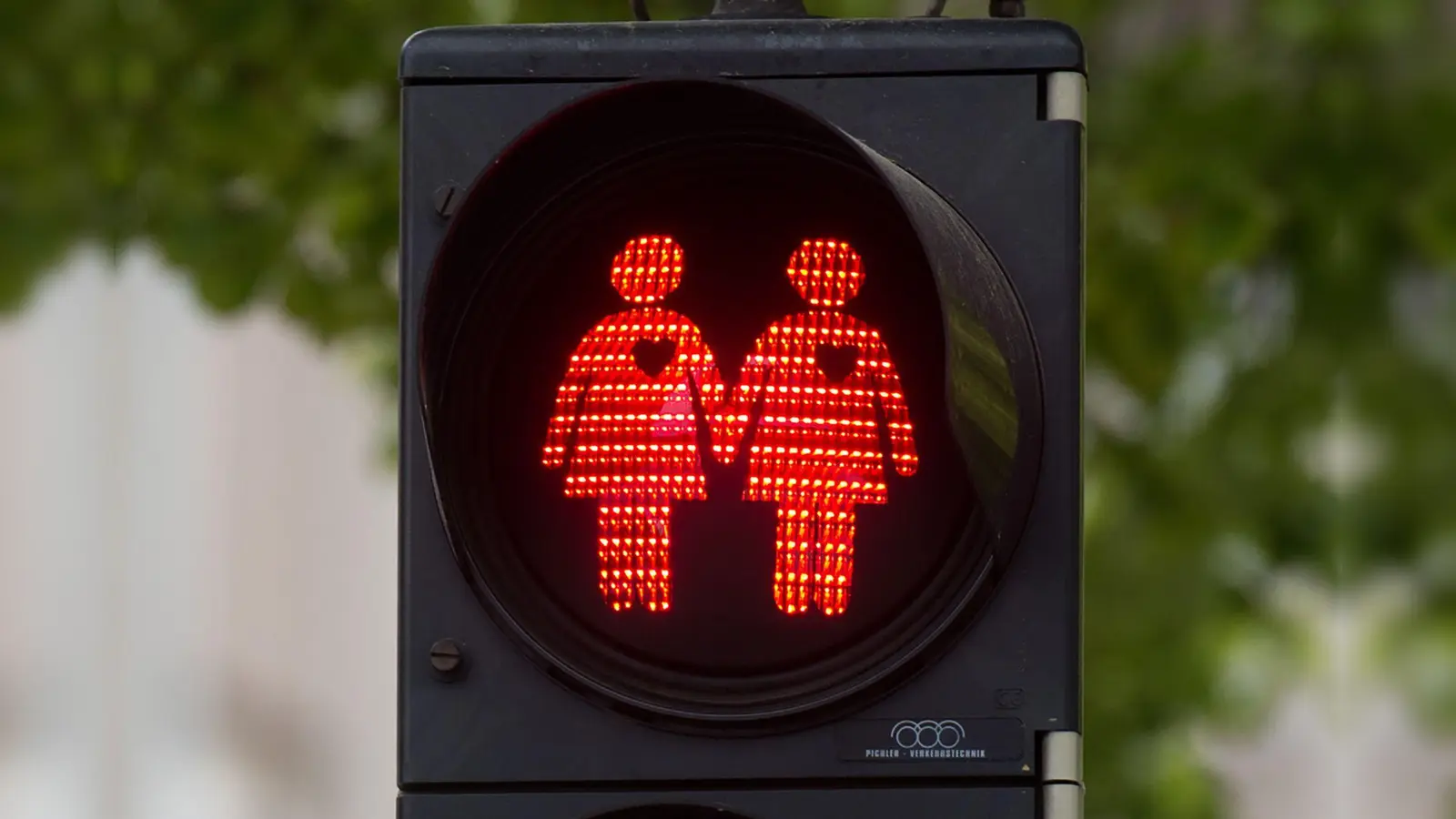 Anspannung, Unwohlsein, Bauchgrummeln? Sie sind klare Warnsignale dafür, dass die eigenen Bedürfnisse in der Beziehung nicht genug berücksichtigt werden. (Symbolbild: Julian Stratenschulte/dpa/dpa-tmn)