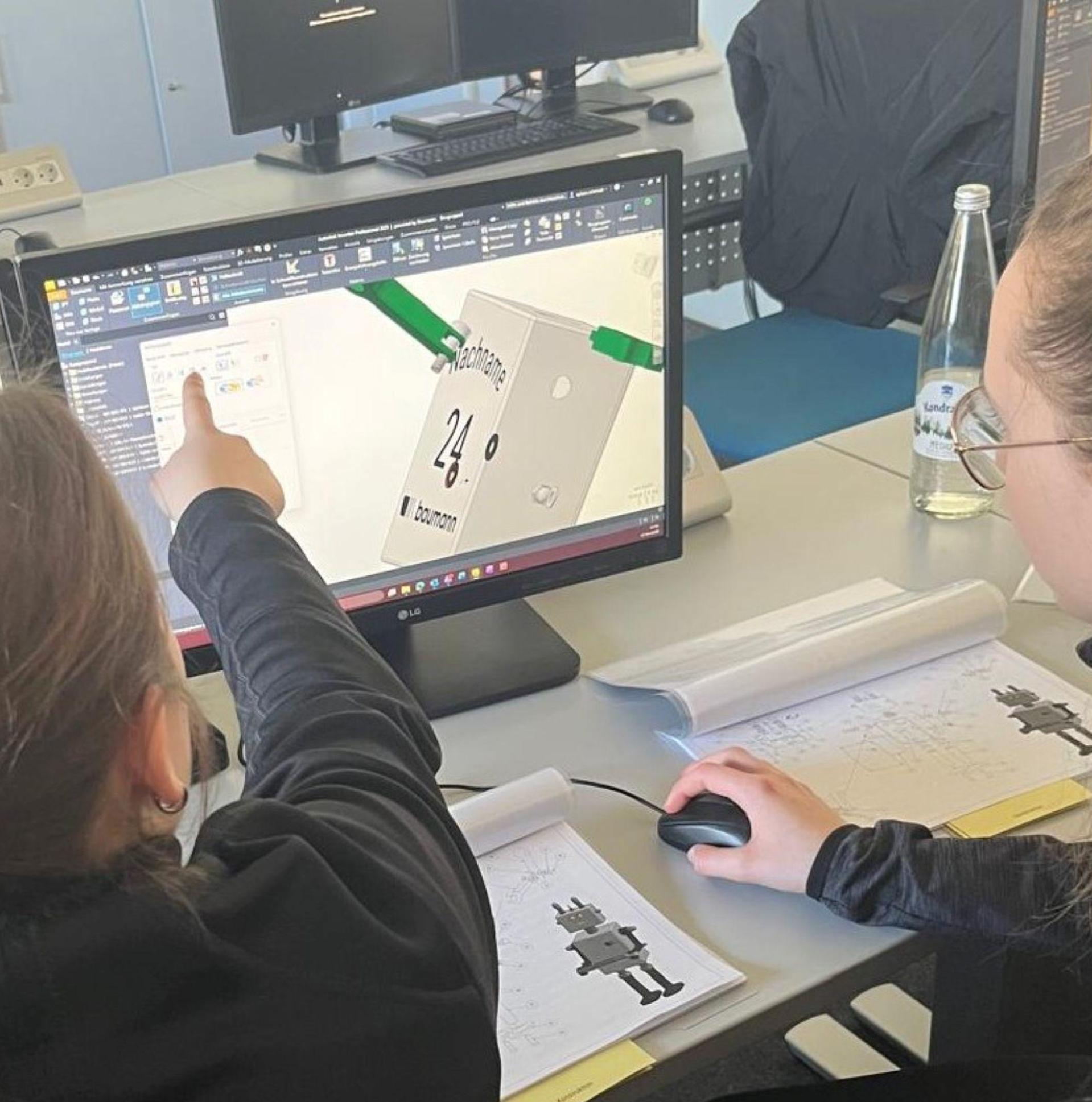 Hightech live!-Camp bei der Baumann GmbH in Amberg. Hier wird im CAD Programm die Konstruktion des Roboters erstellt. (Bild: Janis Klippel)