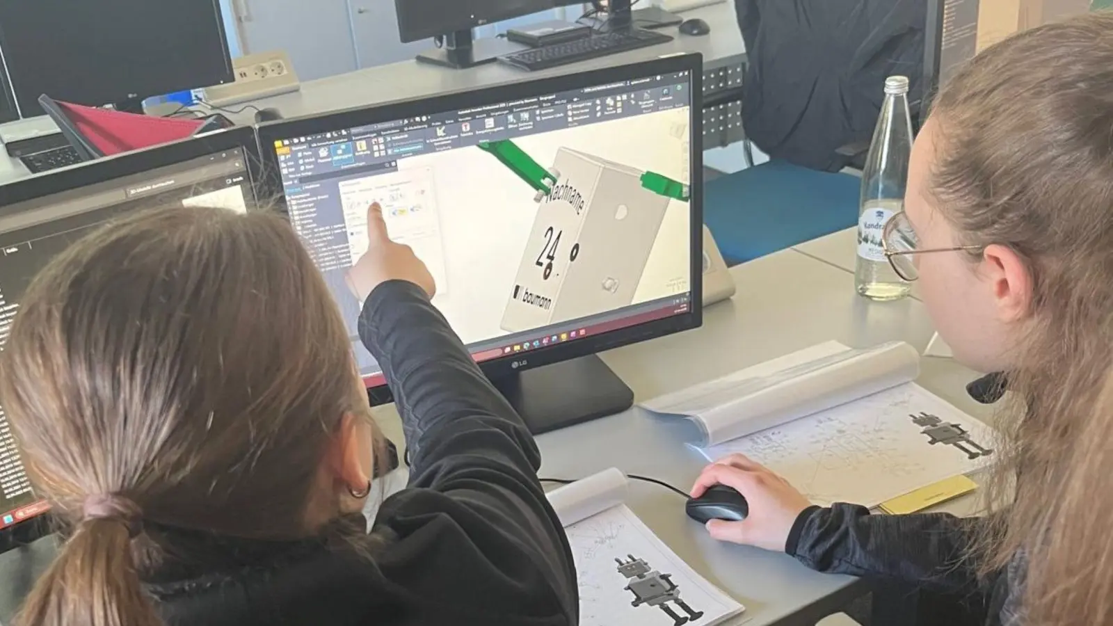 Hightech live!-Camp bei der Baumann GmbH in Amberg. Hier wird im CAD Programm die Konstruktion des Roboters erstellt. (Bild: Janis Klippel)