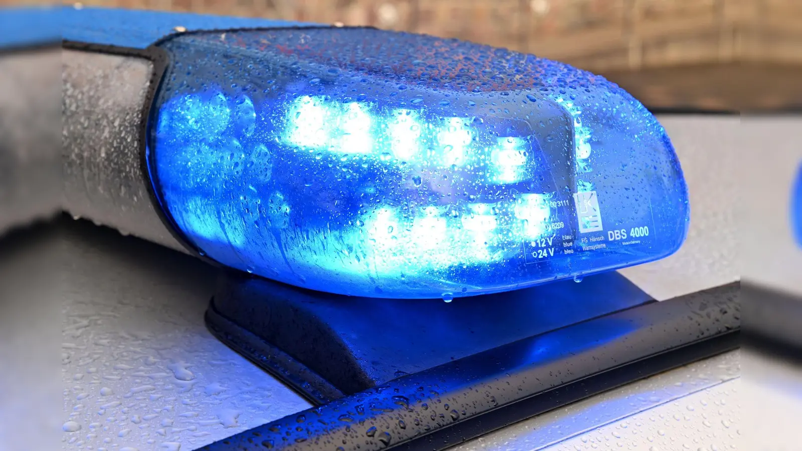 Ein Traktorfahrer war in Hausen ohne Führerschein, aber unter Drogeneinfluss unterwegs. (Symbolbild: Carsten Rehder/dpa/Symbolbild)