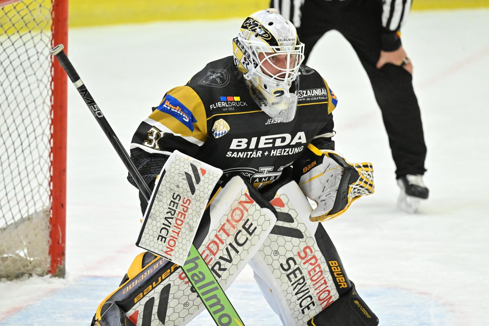 Goalie Lucas Di Berardo, hier im Spiel gegen Schweinfurt, erwies sich im Spiel gegen Miesbach wieder einmal als starker Rückhalt.  (Archivbild: Hubert Ziegler)