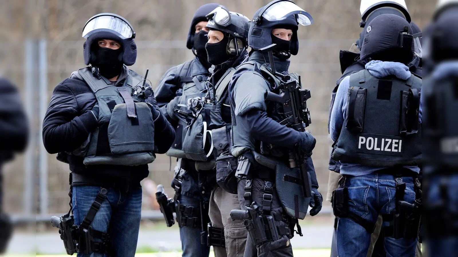 In Bayreuth ist ein Spezialeinsatzkommando der Polizei zu einem Wohnhaus gerufen worden.  (Symbolbild: Marius Becker/dpa)