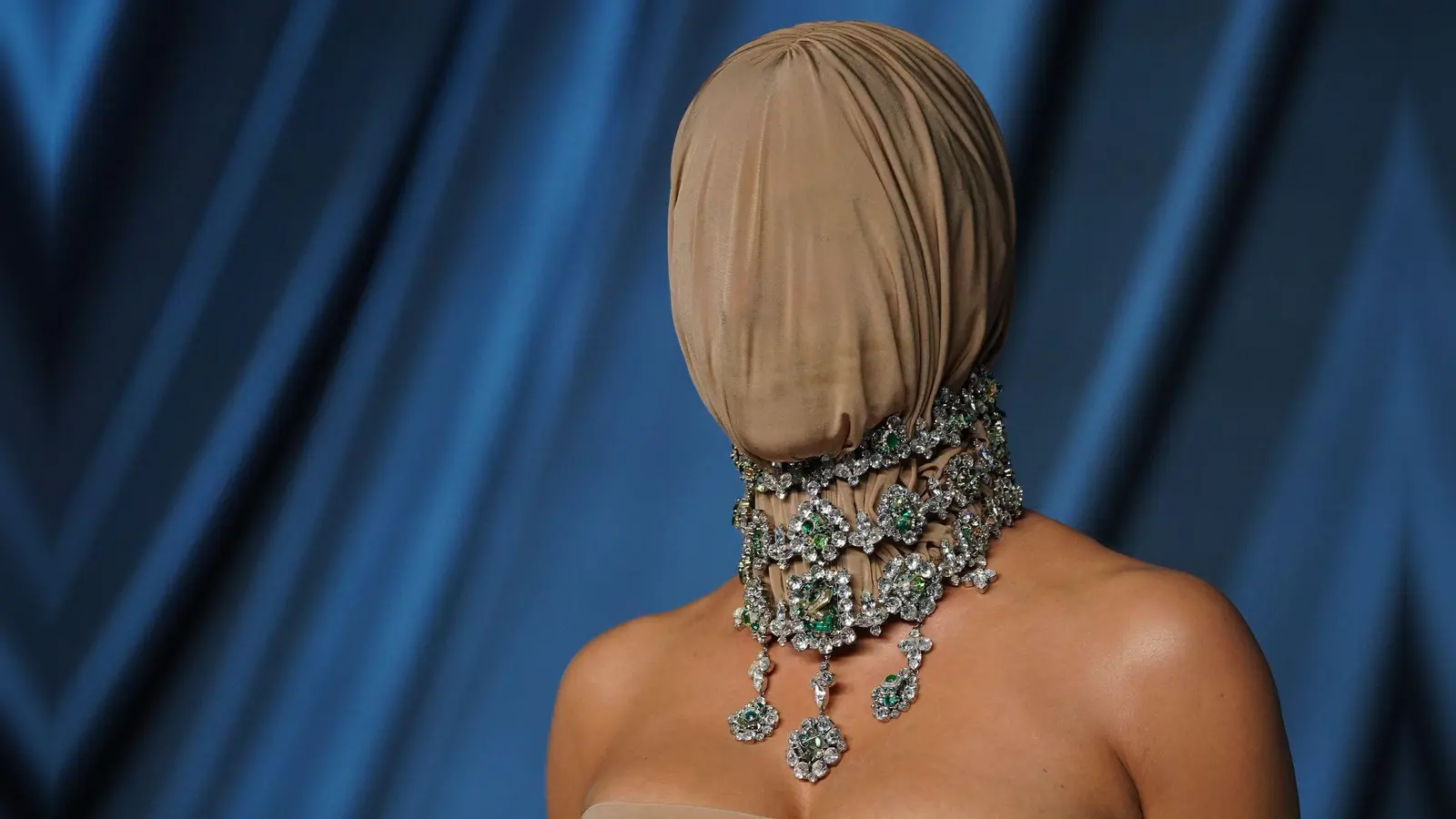 Kim Kardashian kam mit verhülltem Kopf zur Academy Museum Gala in Los Angeles. (Bild: Jordan Strauss/Invision/AP/dpa)