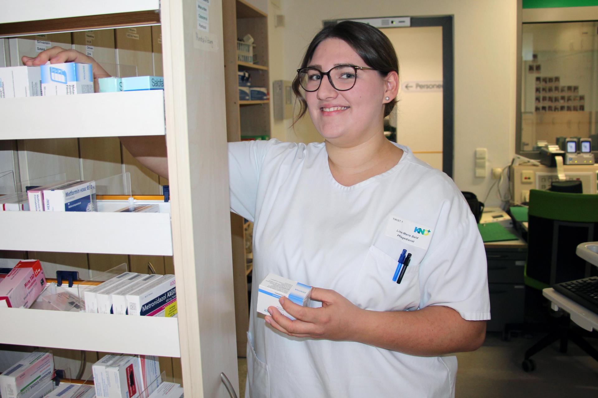 Lisa-Marie Bald arbeitet als Pflegefachkraft im Krankenhaus Tirschenreuth. Berufsbegleitend studiert sie Medizinpädagogik. (Bild: Friedrich Peterhans, Kliniken Nordoberpfalz)