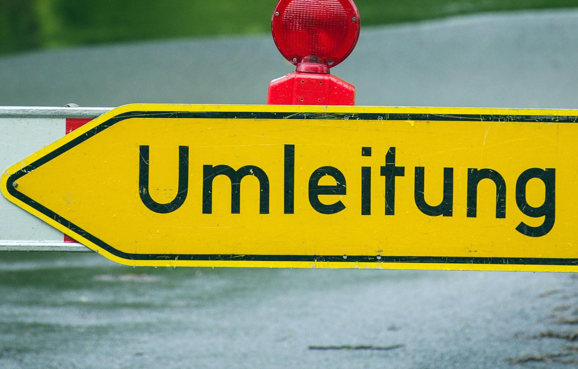 Die Vollsperrung des Grünen Wegs in Sulzbach-Rosenberg wird bis zum 10. April 2026 verlängert. (Symbolbild: David Ebener/dpa)