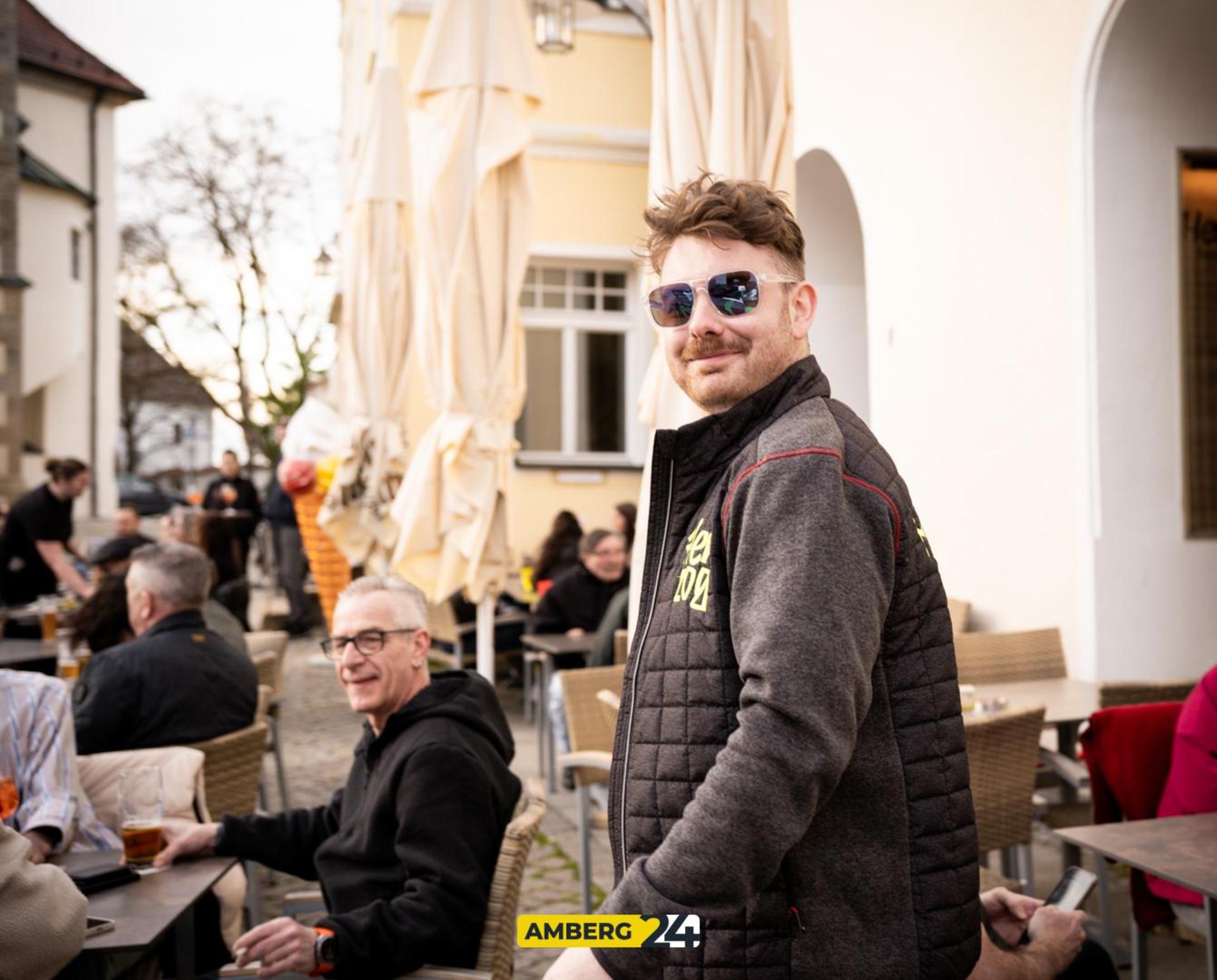 Daydrinking am Ostersonntag im Herzog. (Bild: Julia Bär)