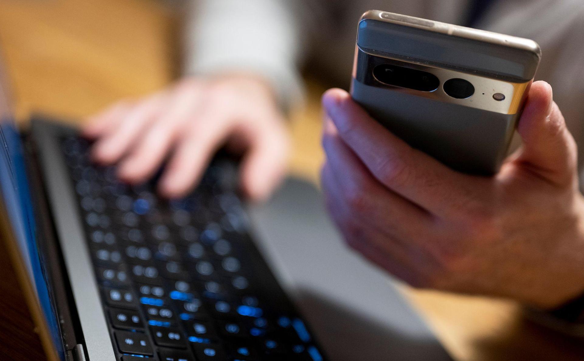 Ein 19-jähriger Amberger wurde auf einer Onlineplattform erpresst, nachdem er Nacktbilder von sich verschickt hatte. (Symbolbild: Monika Skolimowska/dpa)