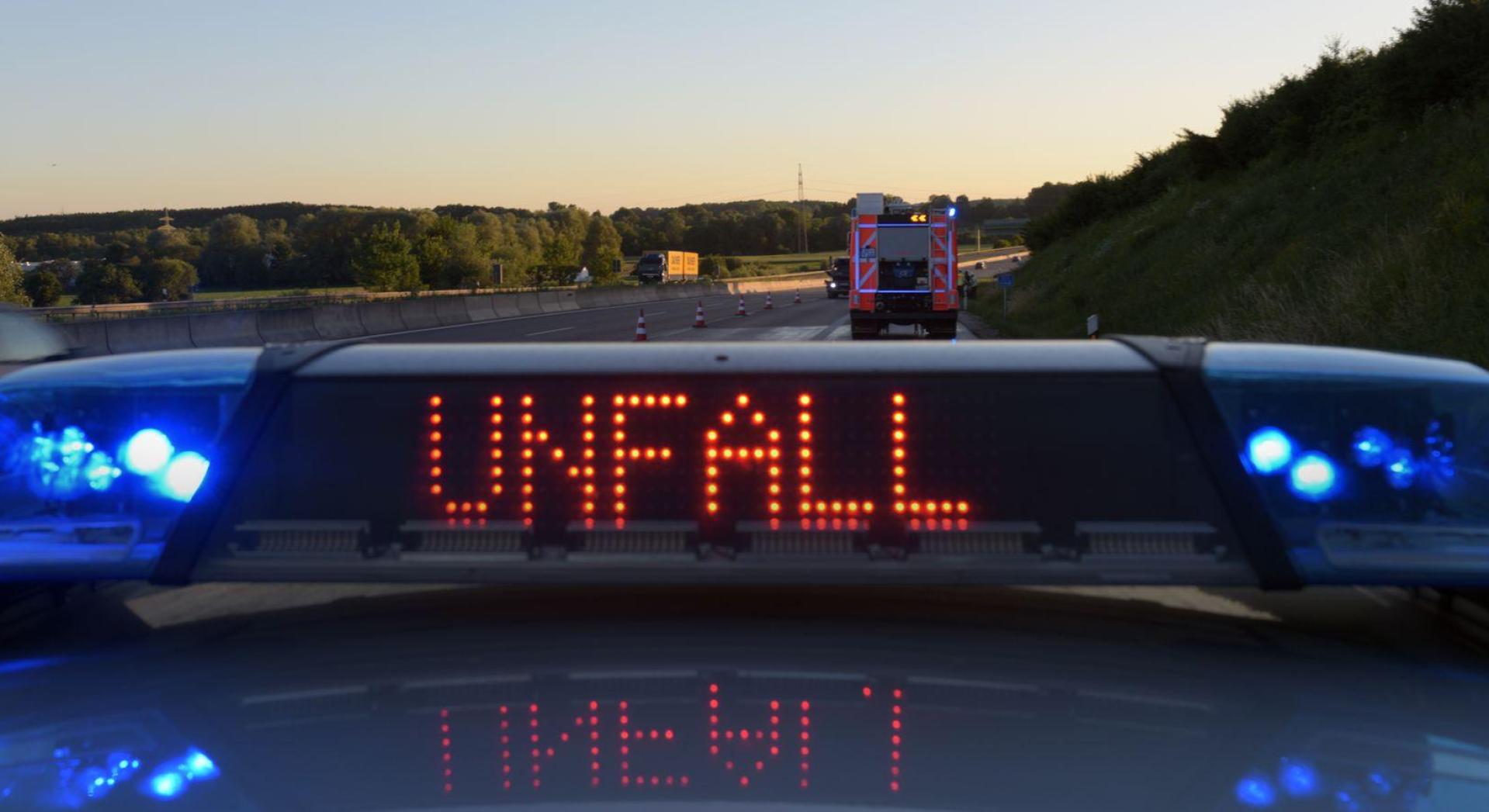 Ein Verkehrsunfall auf der B14/B85 bei Sulzbach-Rosenberg führte zu einem Zusammenstoß zweier Fahrzeuge. Die Polizei sucht Zeugen. (Symbolbild: Stefan Puchner/dpa)