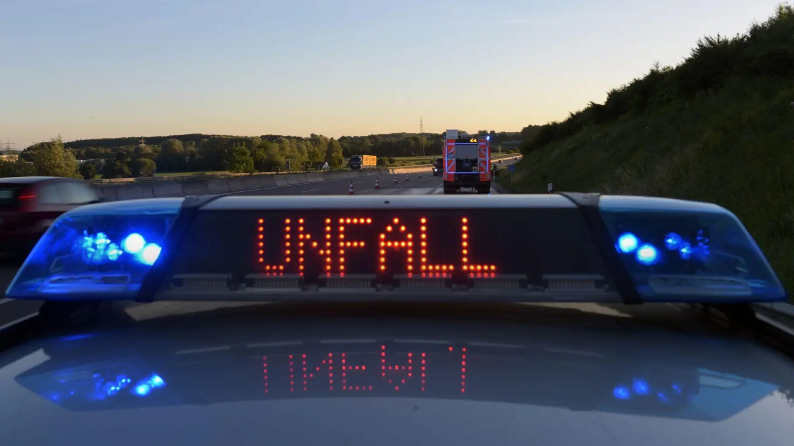 Ein Verkehrsunfall auf der B14/B85 bei Sulzbach-Rosenberg führte zu einem Zusammenstoß zweier Fahrzeuge. Die Polizei sucht Zeugen. (Symbolbild: Stefan Puchner/dpa)
