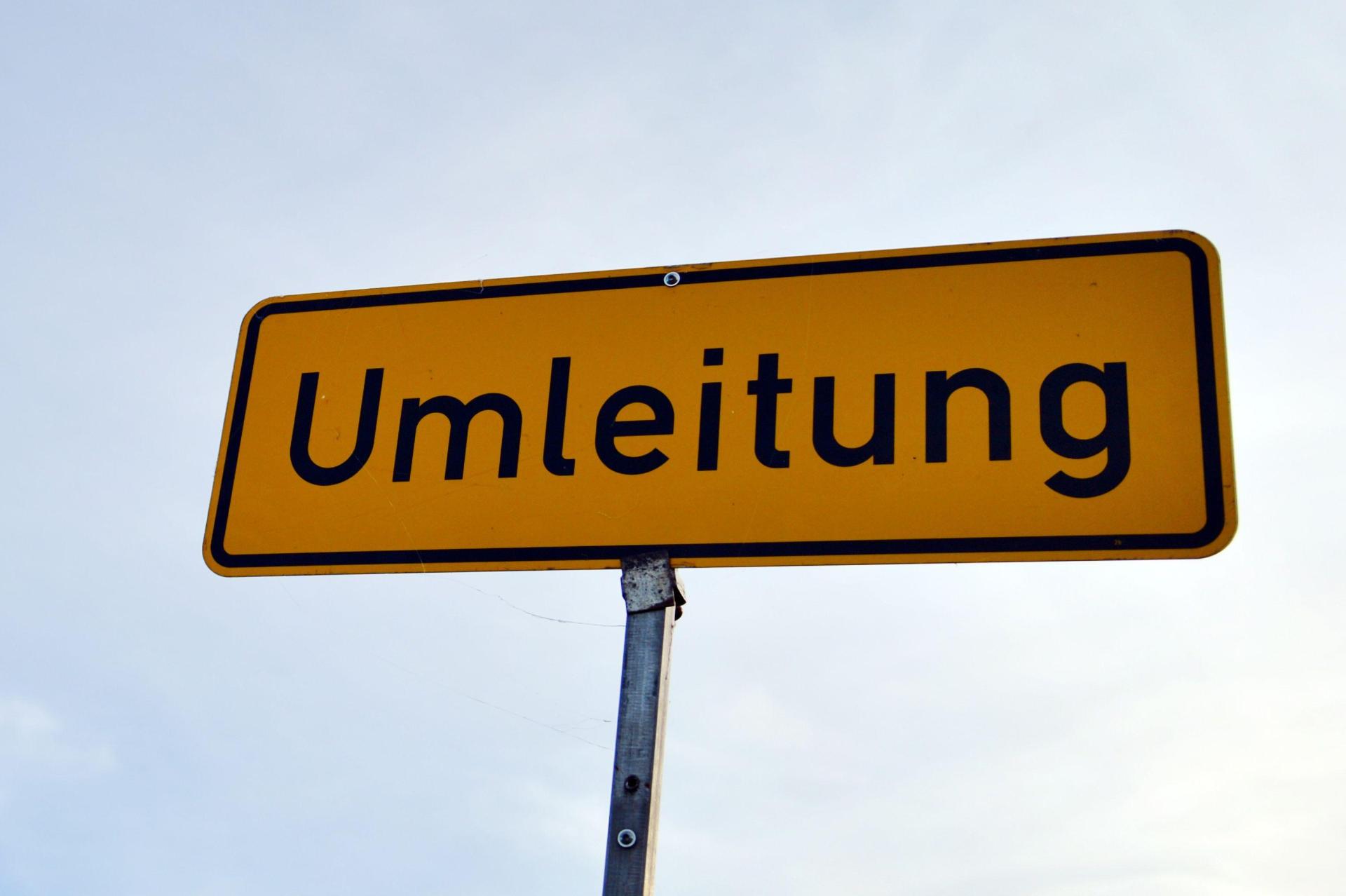 Um einen Kran abzubauen, muss am Freitag der Viehmarkt gesperrt werden. Die Umleitung erfolgt über die Jesuitenfahrt und Lange Gasse. (Symbolbild: Marc Tirl/dpa)