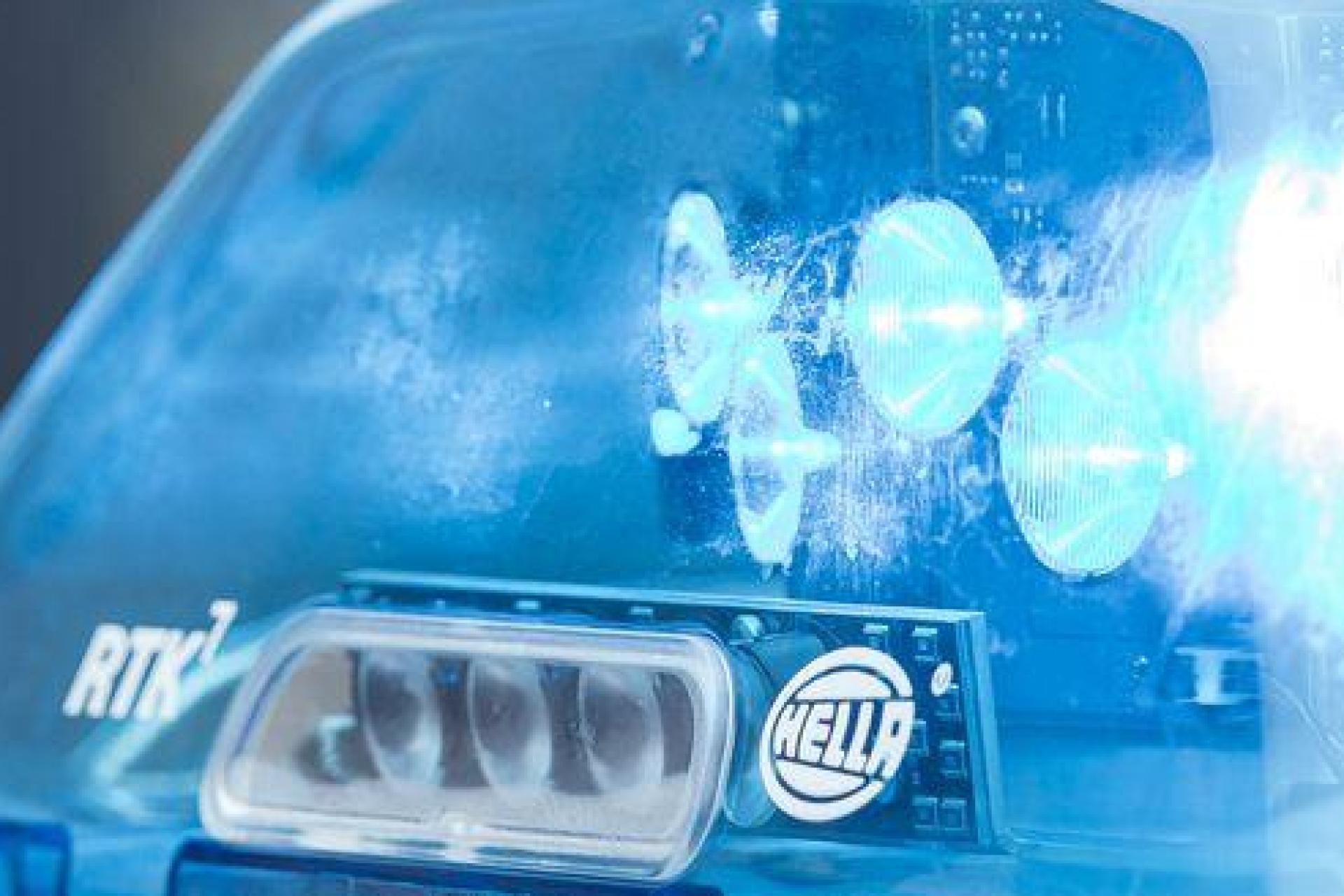 Ein 19-Jähriger belästigt auf der Regensburger Dult eine junge Frau und beißt einen Rettungssanitäter. Die Ermittlungen laufen. (Symbolbild: Daniel Vogl/dpa)