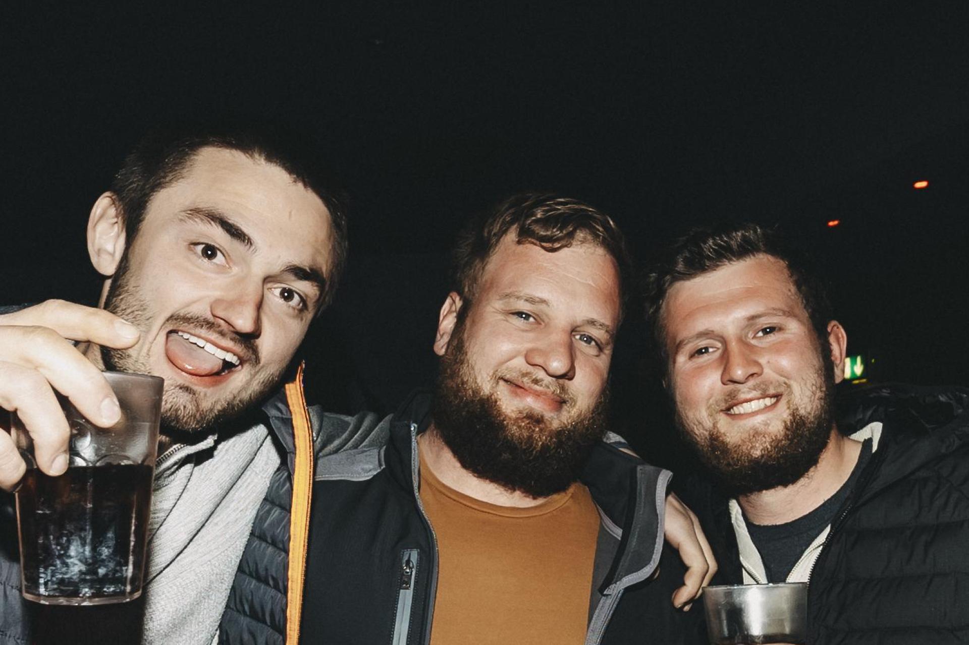 Frau Fenk im Trio.  (Bild: Lolografie)