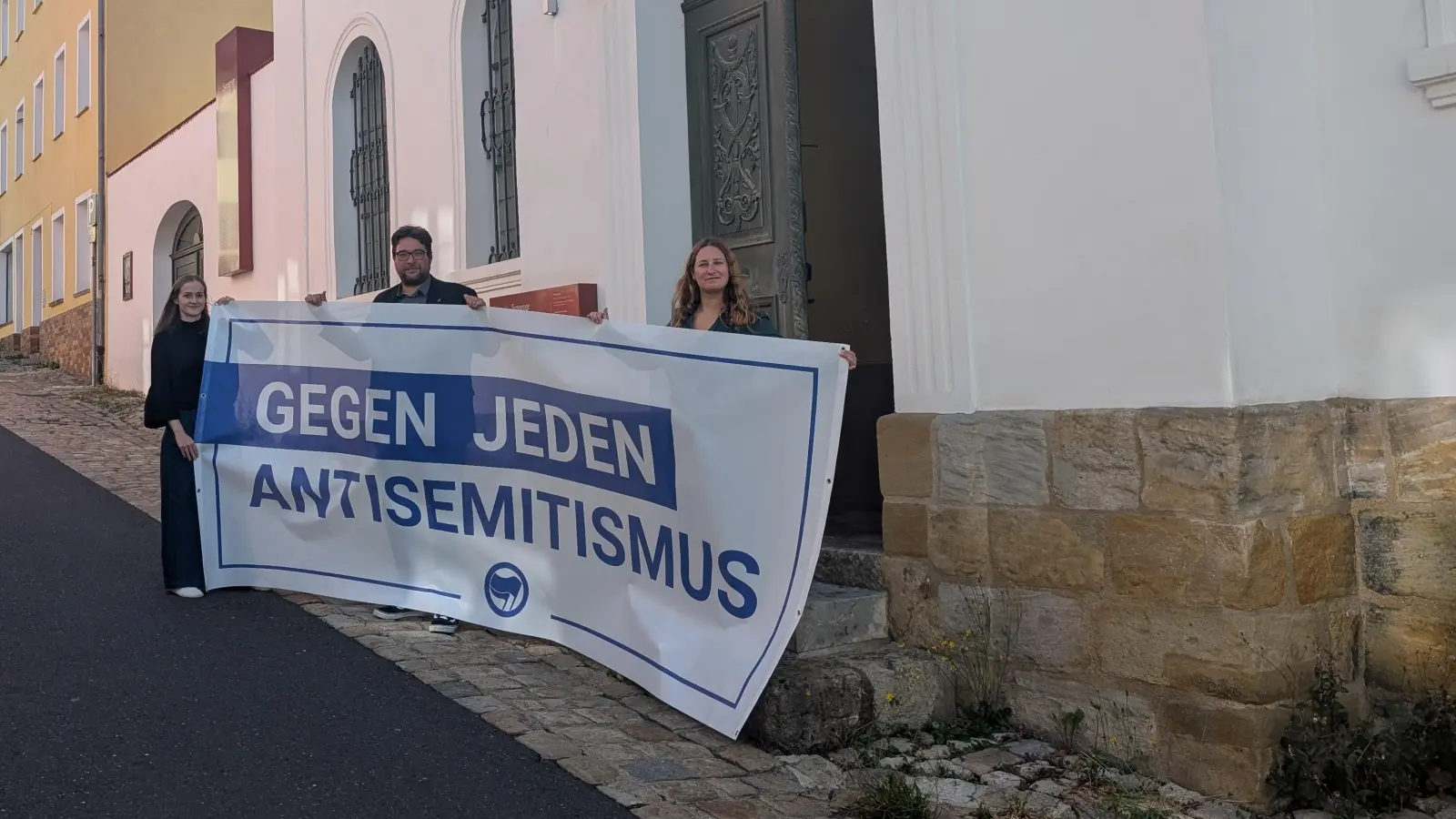 Olga Bart, Stefan Dietl und Kathrin Birner zeigen Flagge gegen jeden Antisemitismus: auch mit den „Aktionswochen” in Sulzbach-Rosenberg und in Amberg. (Archivbild: wüw)