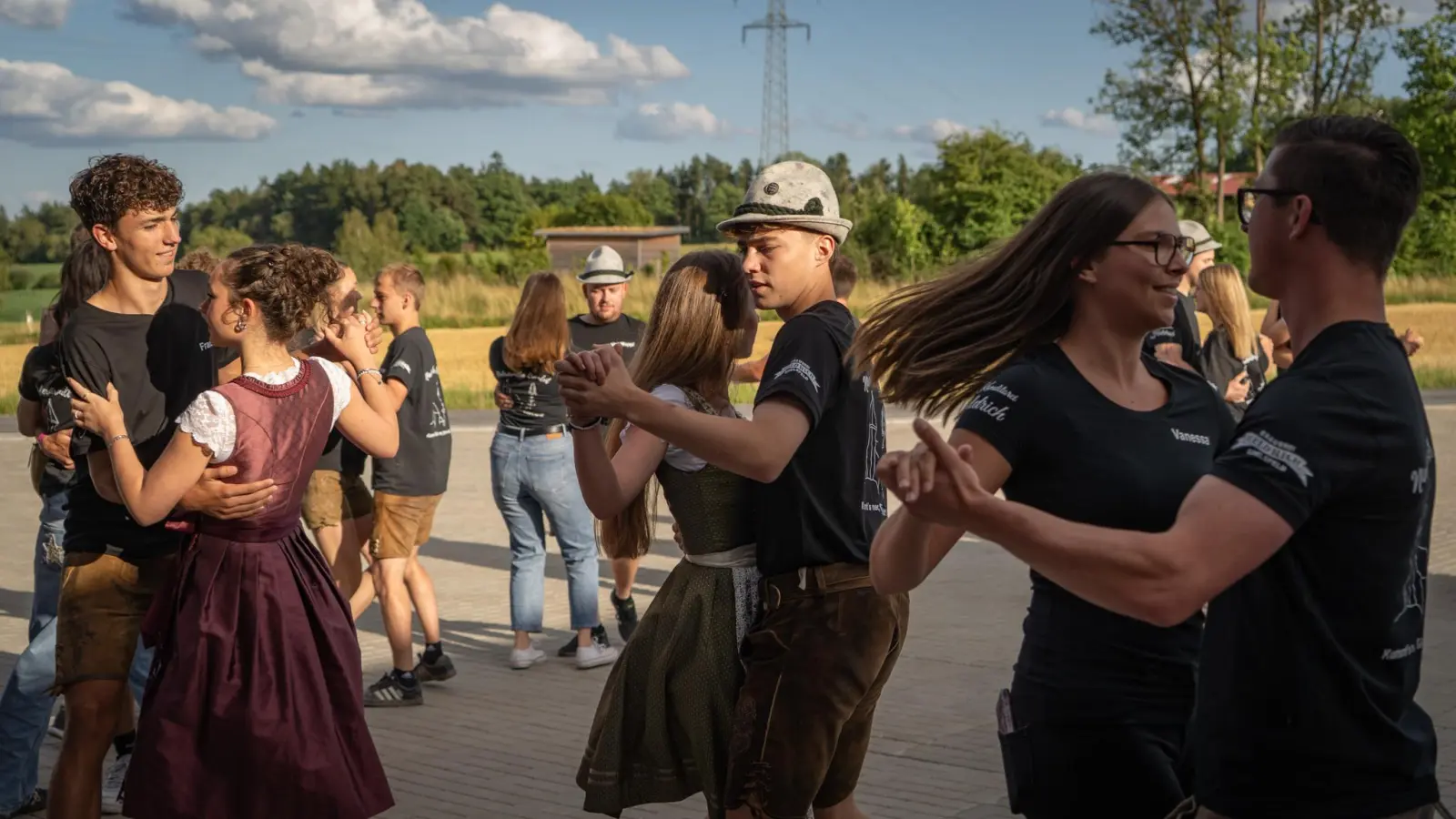 Die Kirwatänze in Niederärndt sind teilweise kompliziert und teilweise nicht so. (Bild: knz)