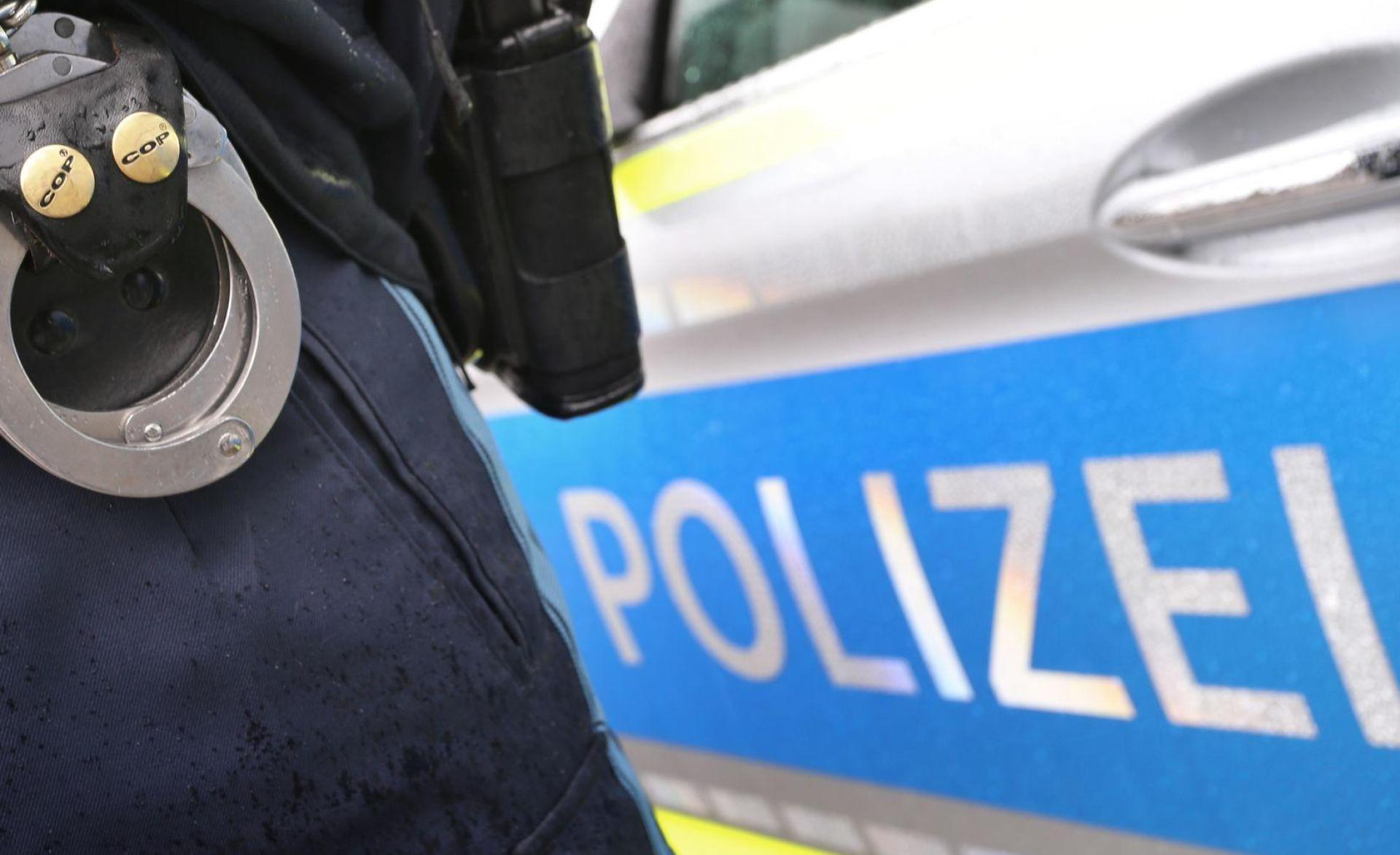 Ein 21-Jähriger kommt mit blutenden Gesichtsverletzungen in ein Krankenhaus, nachdem ein Mann ihm mit einer Schreckschusswaffe ins Gesicht geschossen haben soll. (Symbolbild) (Bild: Karl-Josef Hildenbrand/dpa)