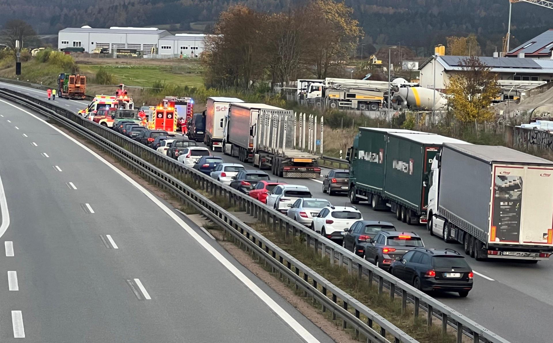 Die A93 ist zwischen Nabburg und Pfreimd nach einem Unfall gesperrt. Der Verkehr wird umgeleitet.  (Bild: Tietz )