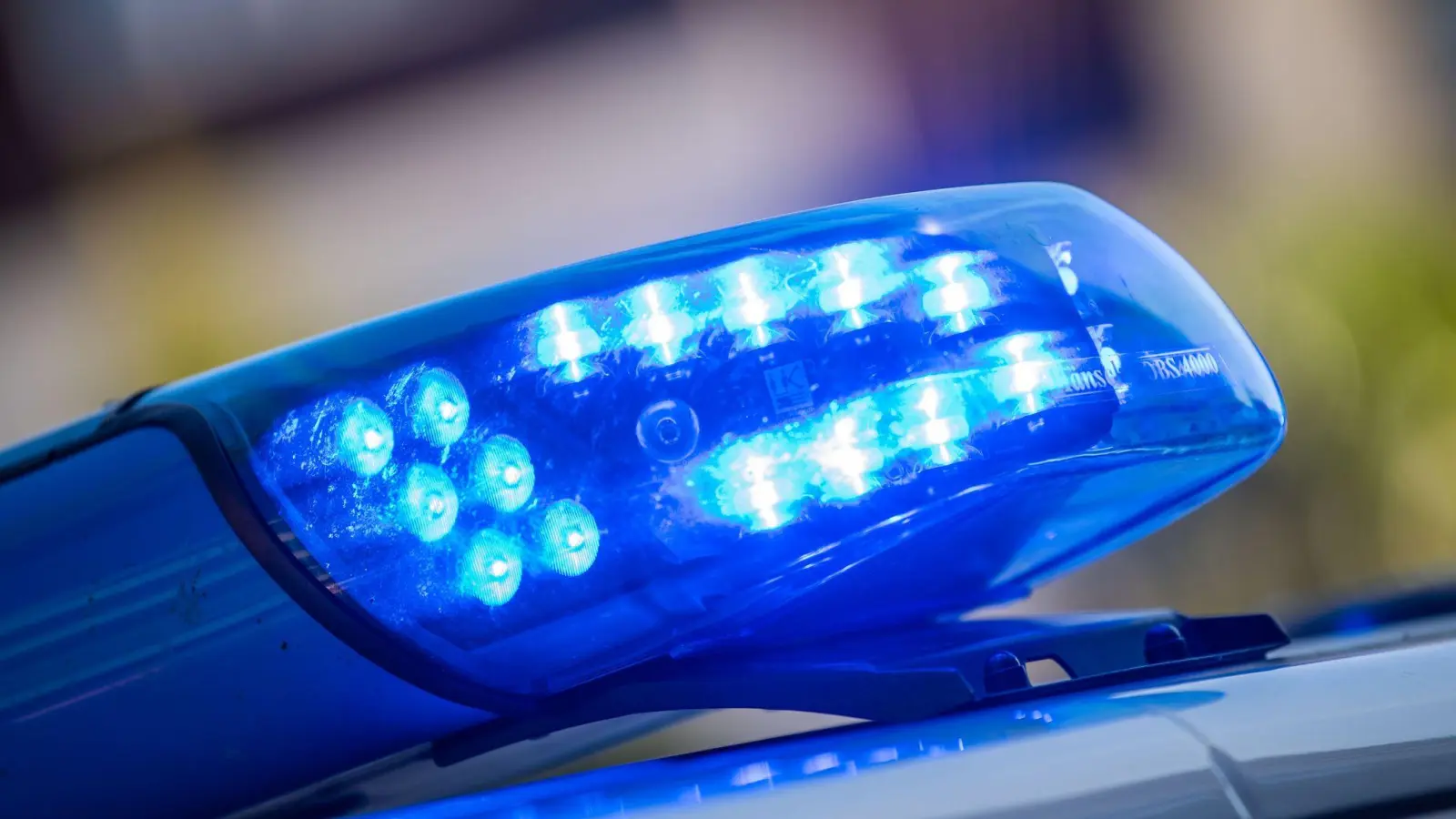 Ein Blaulicht ist auf dem Dach eines Polizeifahrzeugs zu sehen. In Ursensollen wurde ein Kennzeichen von einem Anhänger gestohlen. (Bild: Lino Mirgeler/dpa)
