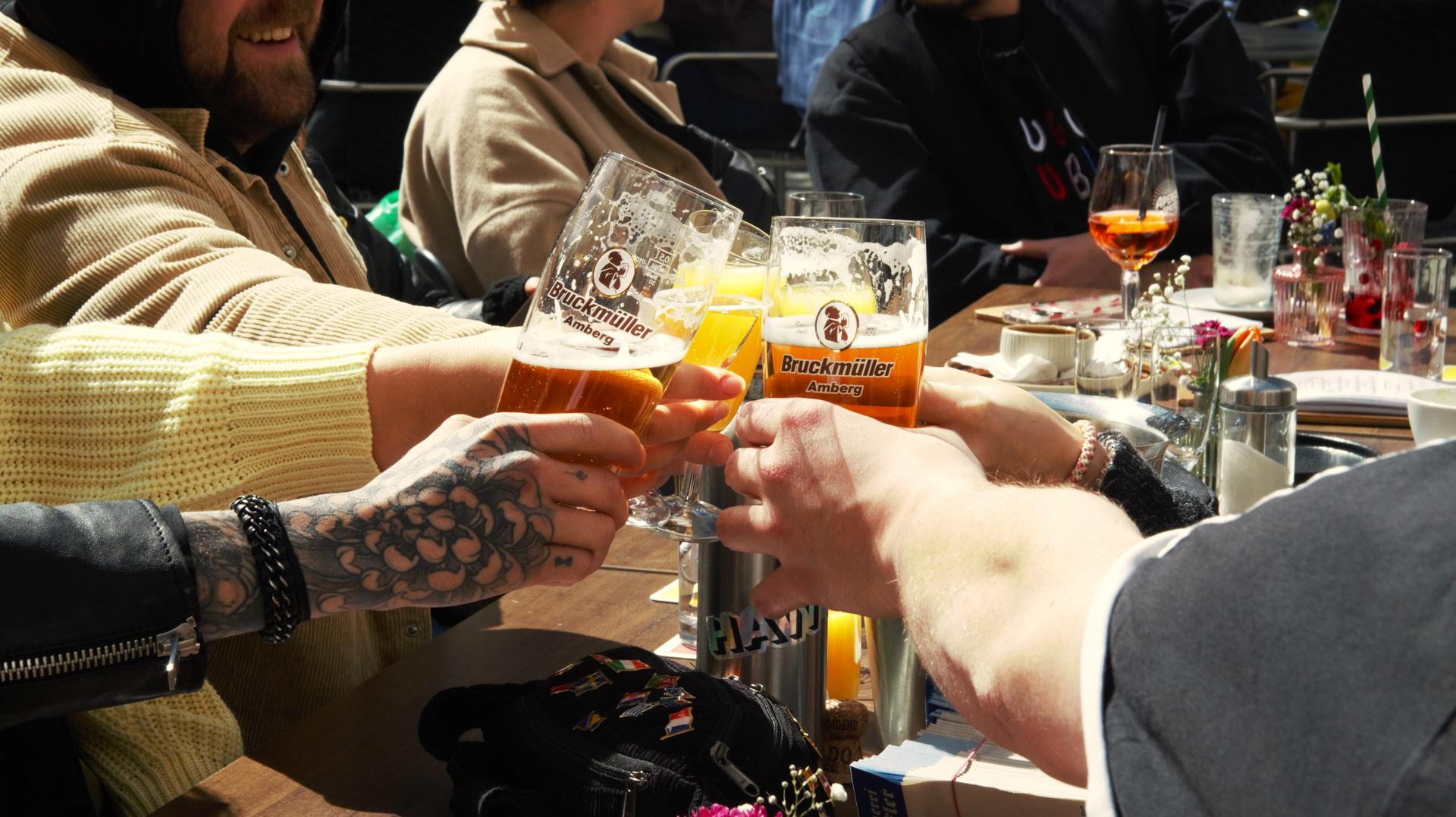 Im warmen Sonnenschein war das Daydrinking im Colomba Entspannung pur. (Bild: Marlin Nixdorf)