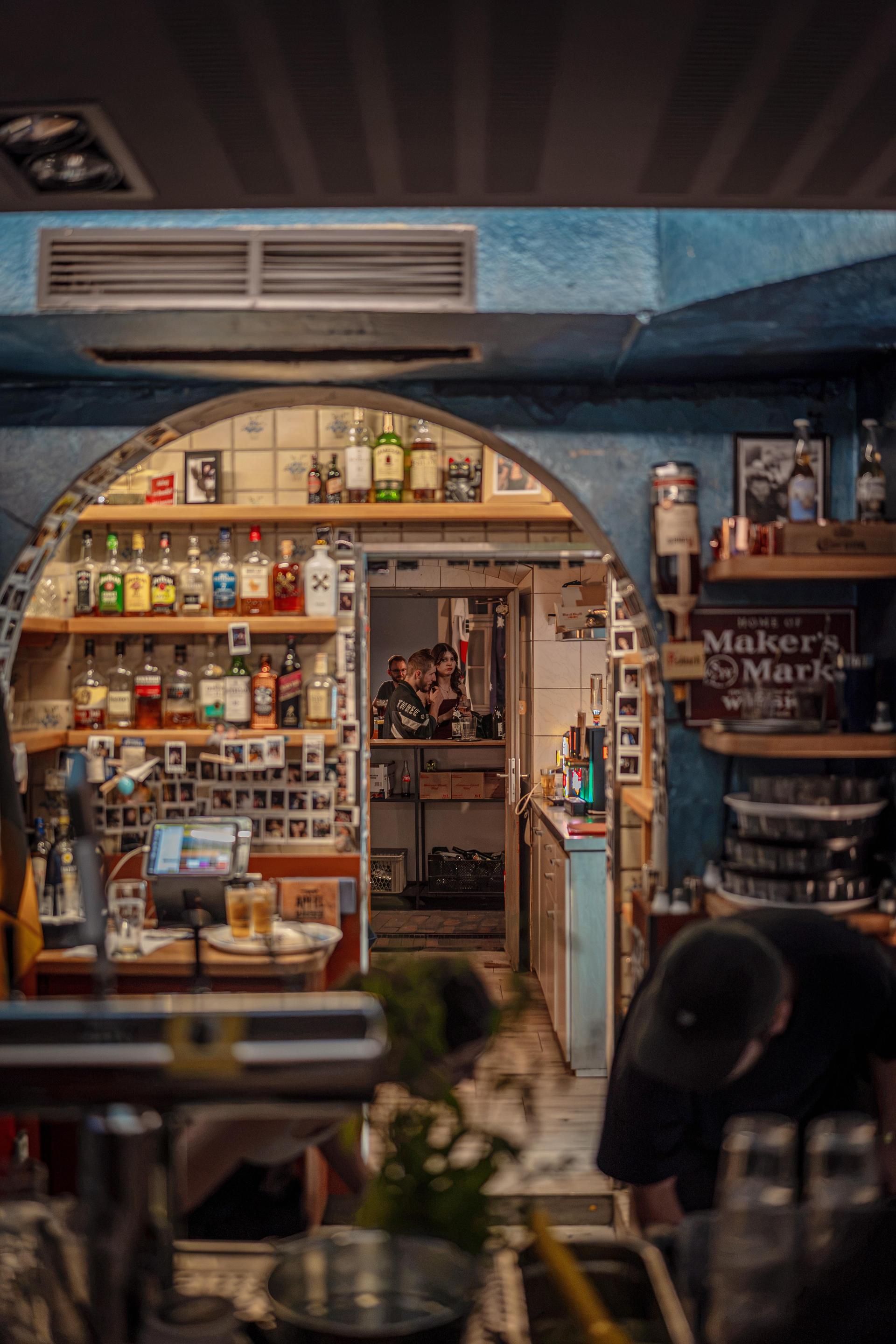 Leertrinken im Blauen Haus (Bild: Michael Golinski)