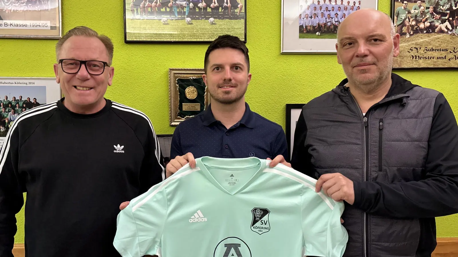 Spartenleiter Christopher Ernst (Mitte) vom SV Köfering freut sich über die Verpflichtung des Trainerduos Christian Helleder (links) und Oliver Lassmann. (Bild: SV Köfering/exb)