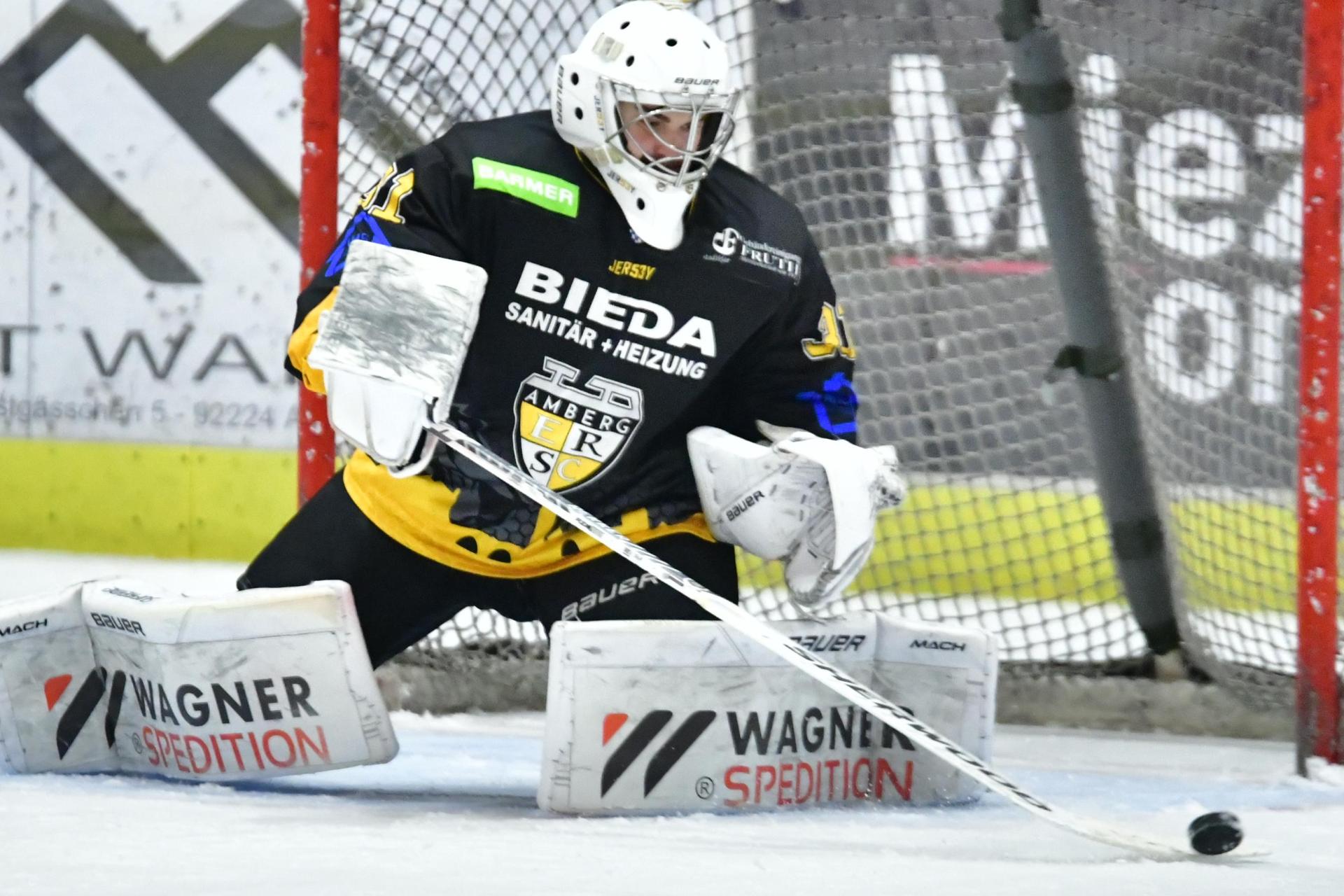 Torwart Timon Bätge, Andreas Pielmeier (links)<br>Eishockey Bayernliga <br>Saison 2022/23 (Bild: SignLight)