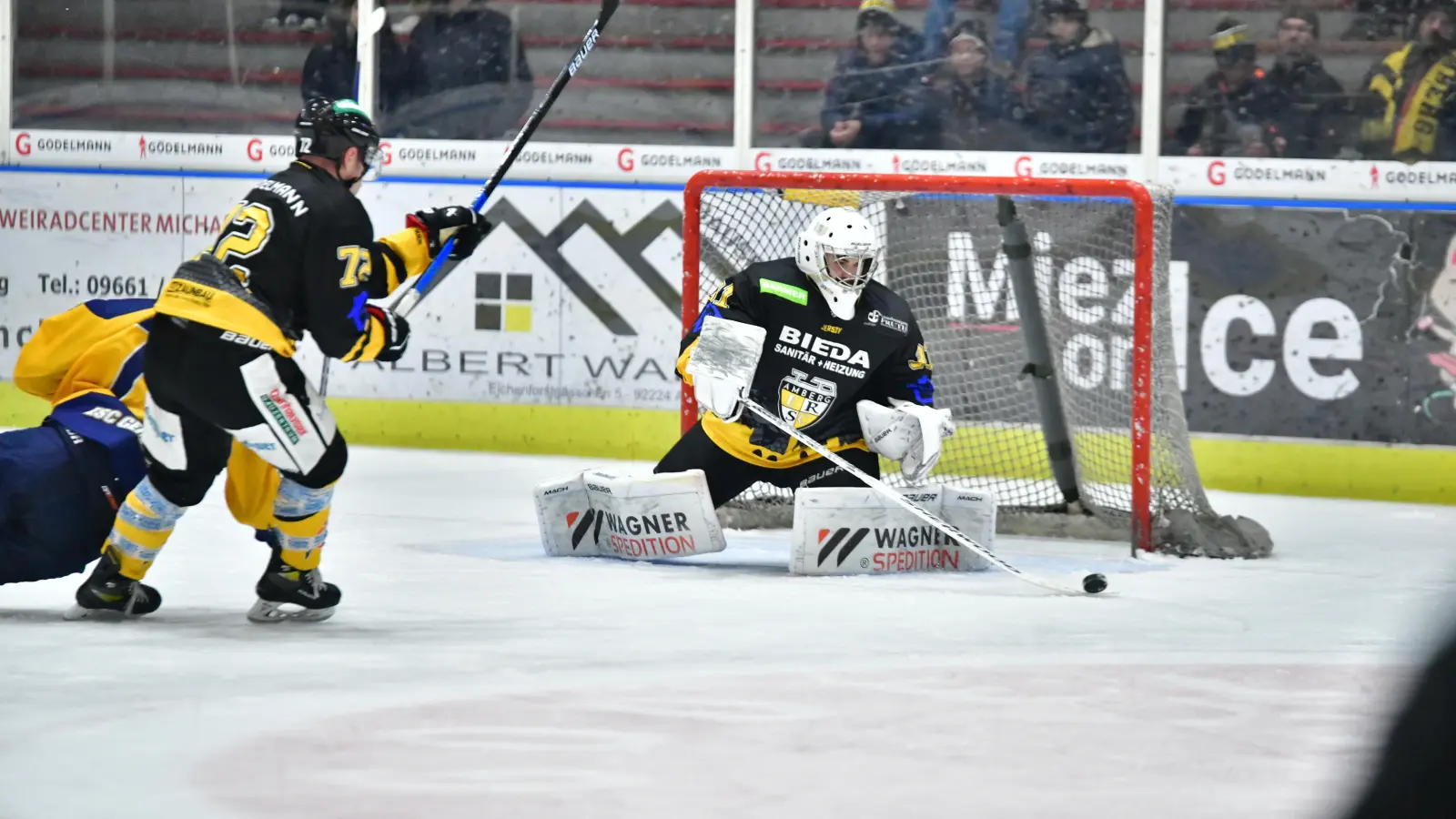 Torwart Timon Bätge, Andreas Pielmeier (links)<br>Eishockey Bayernliga <br>Saison 2022/23 (Bild: SignLight)
