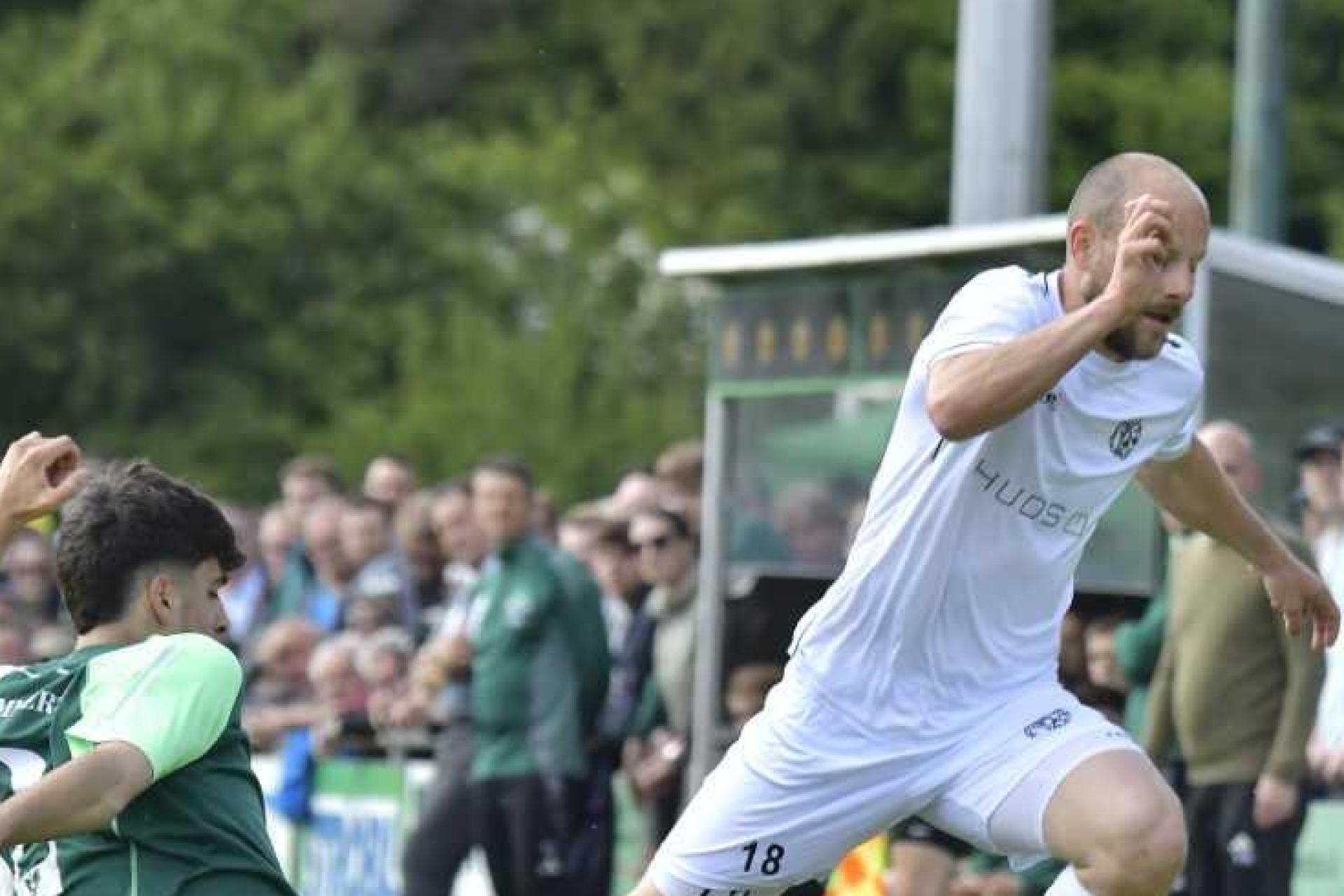 Friedrich Lieder (rechts) von der DJK Gebenbach überspielt Vitus Zimmermann vin der DJK Ammerthal. (Bild: Hubert Ziegler [Hubert Ziegler] (HUBERT.ZIEGLER@ONLINE.DE))