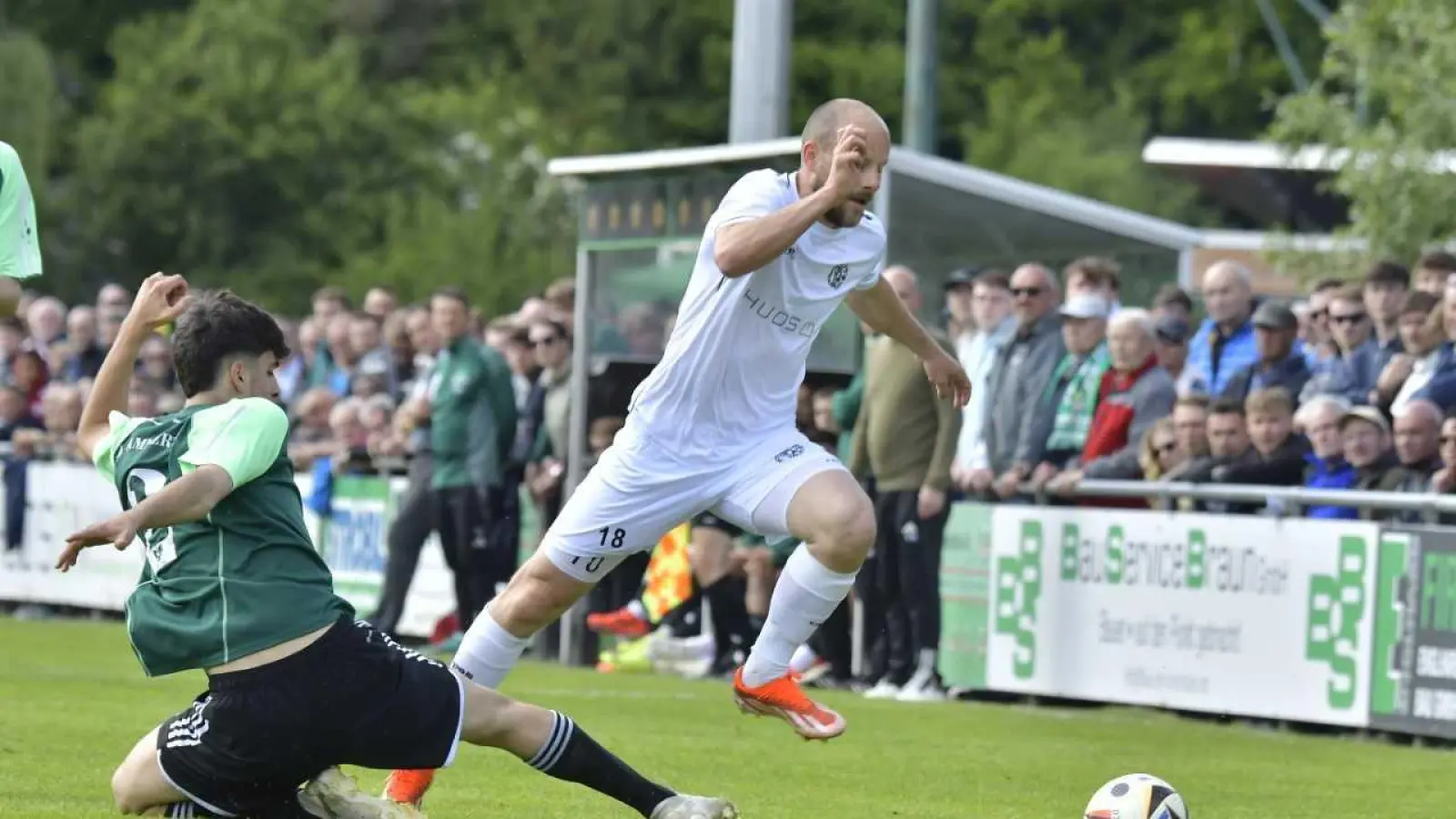 Friedrich Lieder (rechts) von der DJK Gebenbach überspielt Vitus Zimmermann vin der DJK Ammerthal. (Bild: Hubert Ziegler [Hubert Ziegler] (HUBERT.ZIEGLER@ONLINE.DE))