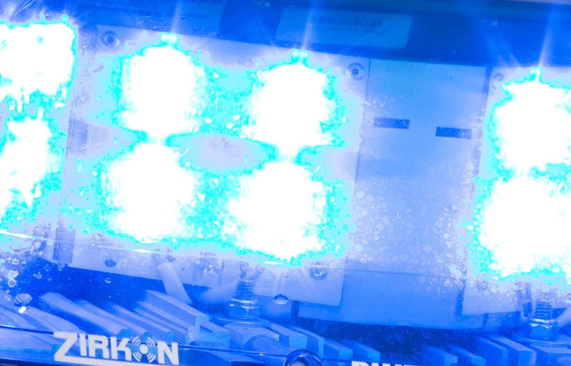 Ein Traktorfahrer verliert in Postbauer-Heng die Kontrolle über sein Fahrzeug und hinterlässt eine Spur der Verwüstung.  (Symbolbild: Friso Gentsch/dpa)