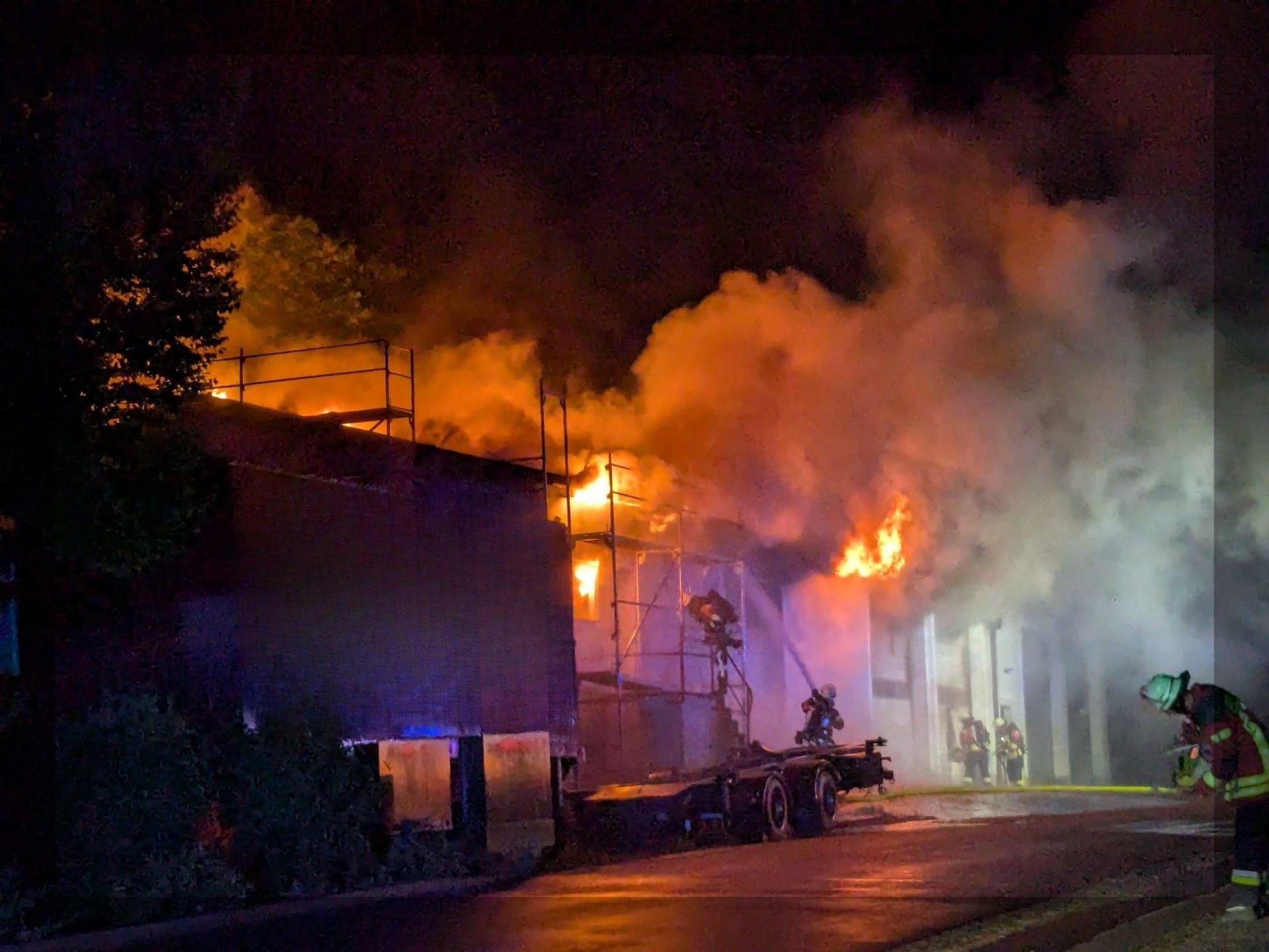 In Ursensollen kam es am Freitagabend zu einem Großbrand im Gewerbegebiet. (Bild: Florian Schlegel/ Feuerwehr Amberg-Sulzbach)