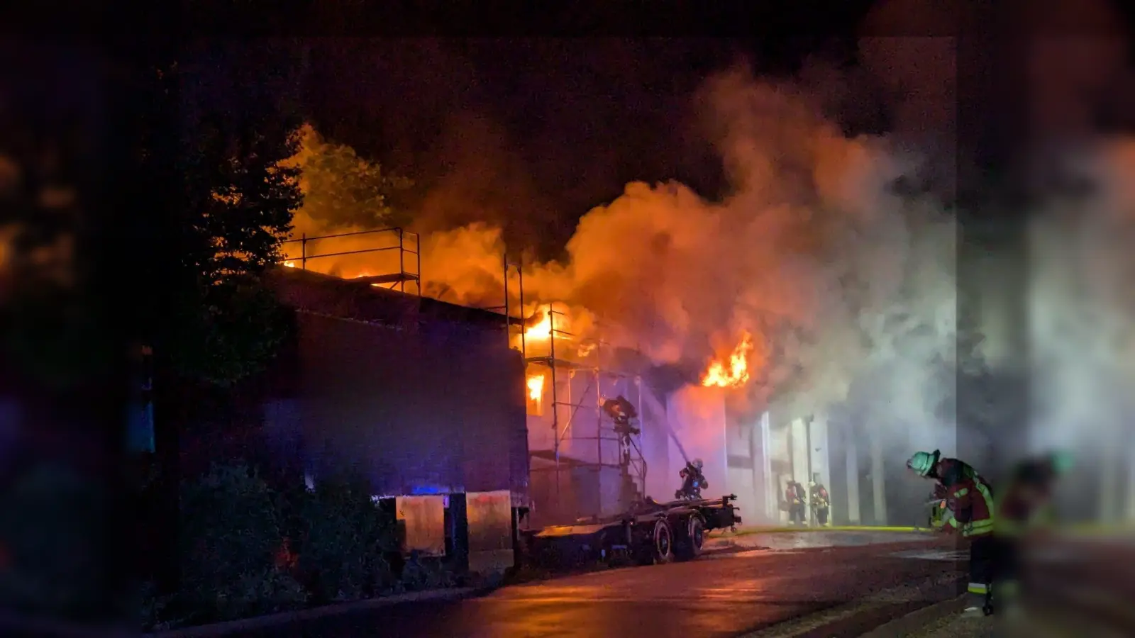 In Ursensollen kam es am Freitagabend zu einem Großbrand im Gewerbegebiet. (Bild: Florian Schlegel/ Feuerwehr Amberg-Sulzbach)