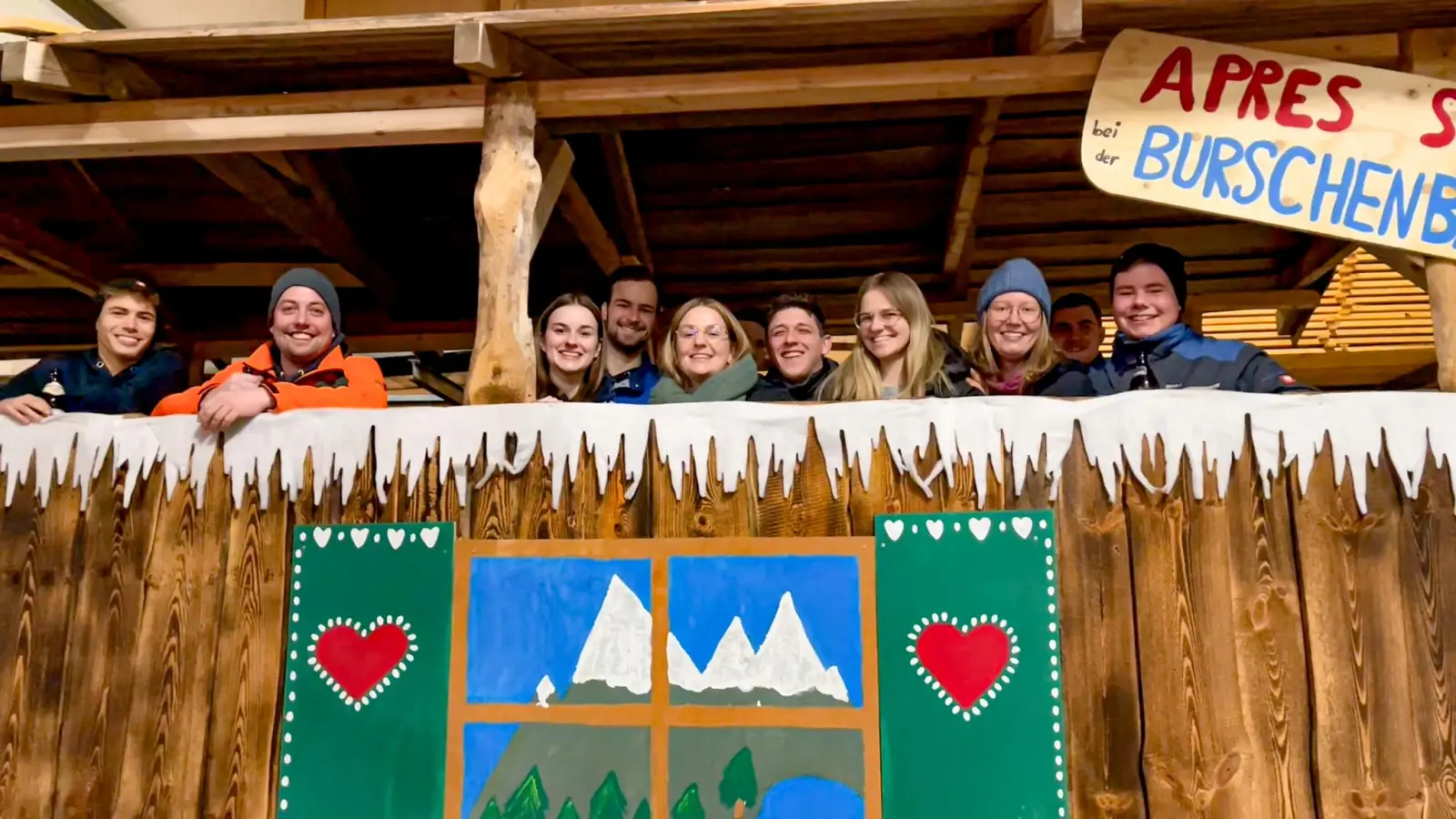 Die Jungs und Mädels vom Hahnbacher Burschenverein mit Mädchengruppe auf ihrem (fast) fertigen Faschingswagen. (Bild: knz)