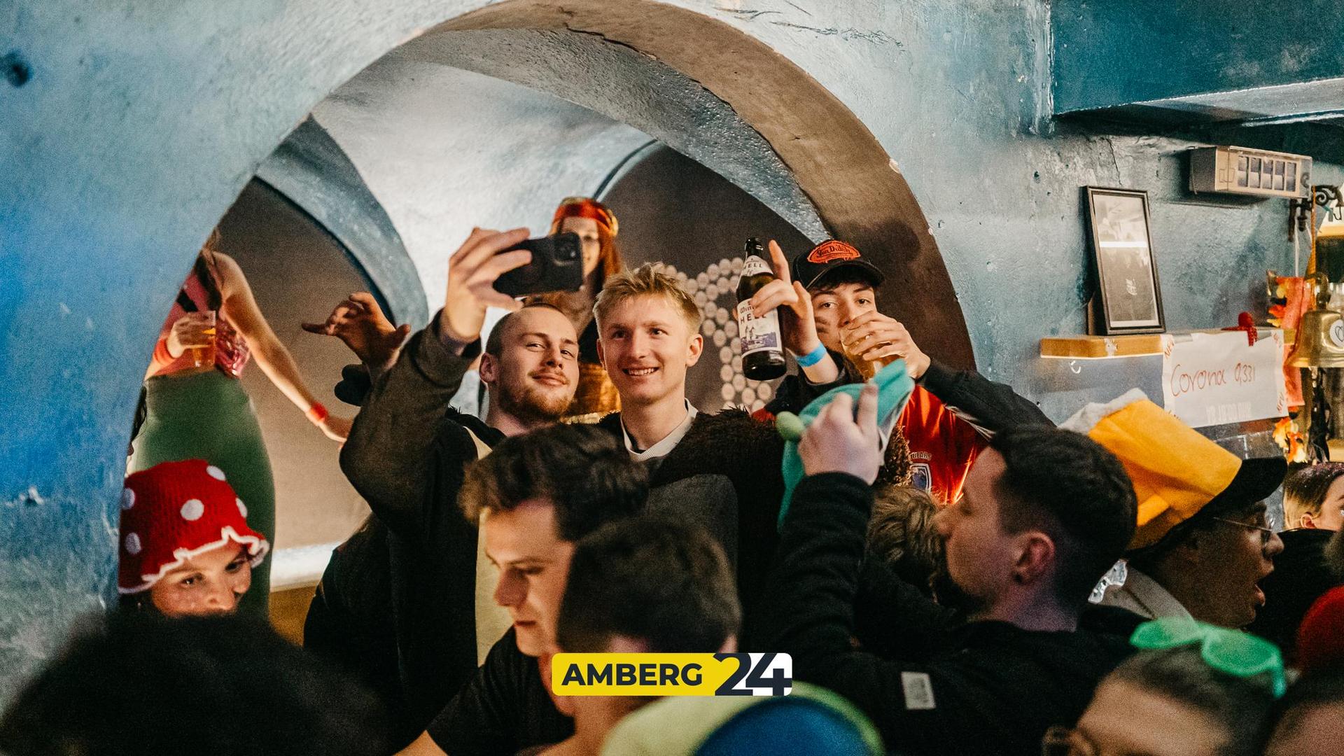 Auch im Blauen Haus waren am Donnerstag die Hexen los.  (Bild: Mario Donhauser)