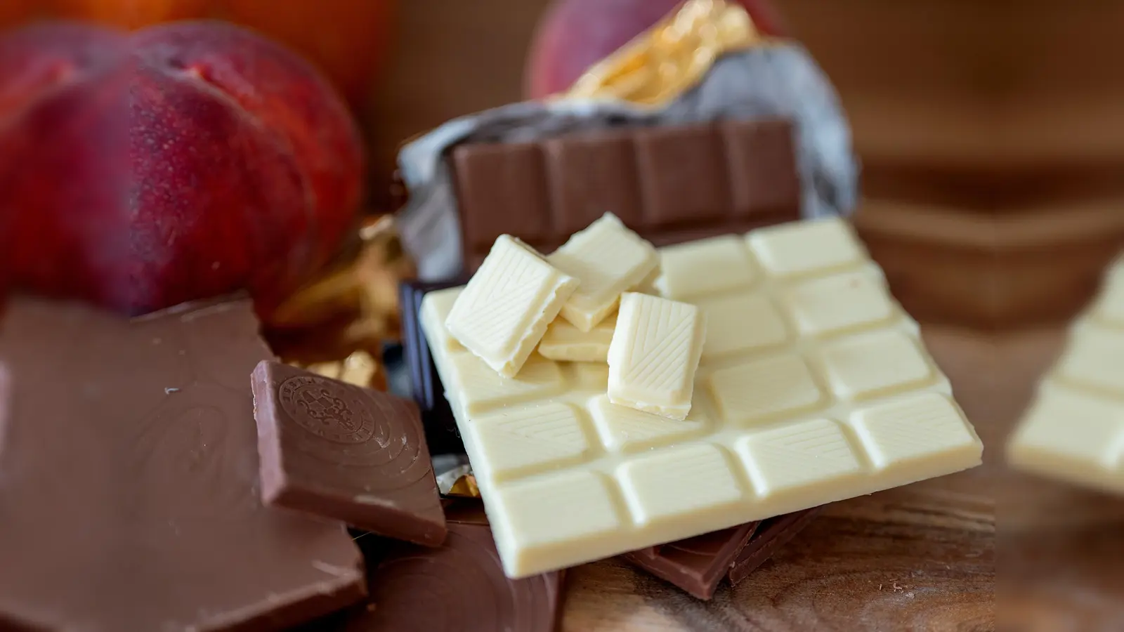 Bei einer Kontrolle auf der A3 bei Erlangen stellen Beamte Hunderte Schokoladentafeln bei einer Frau sicher. (Symbolbild: Monika Skolimowska/dpa-Zentralbild/dpa)