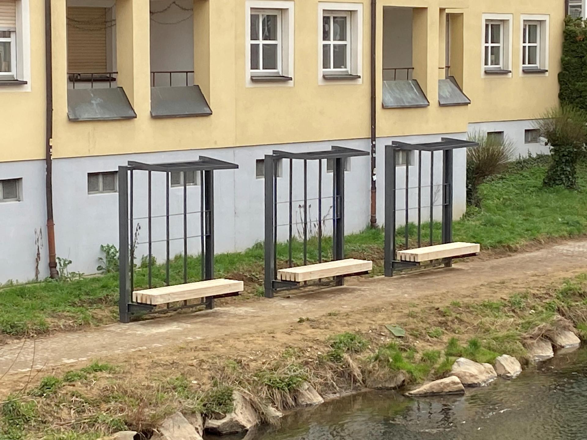 Die Rankhilfen standen schon seit Ende 2025, jetzt sind auch die Sitzflächen der neuen Bänke am Vilsuferweg in Amberg montiert. (Bild: ass)