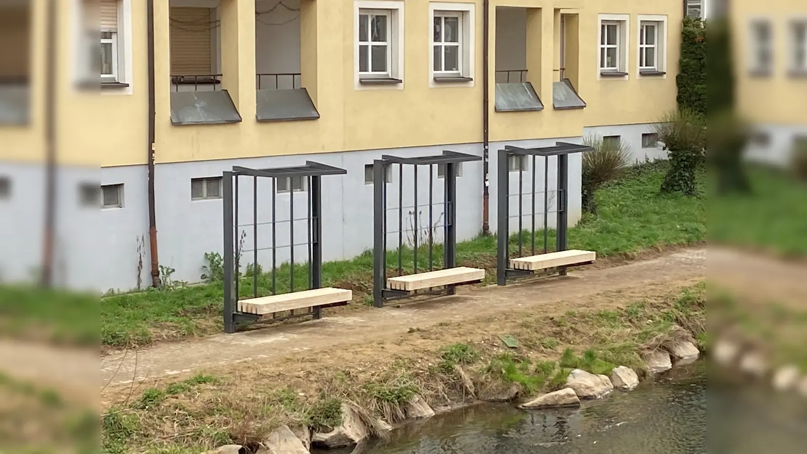 Die Rankhilfen standen schon seit Ende 2025, jetzt sind auch die Sitzflächen der neuen Bänke am Vilsuferweg in Amberg montiert. (Bild: ass)