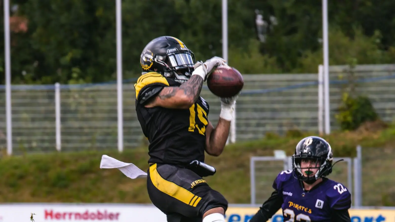 Höher, schneller, effektiver: Die Amberg Mad Bulldogs dominierten die Passau Pirates nach Belieben und feierten einen 66:7-Kantersieg. (Bild: Philipp Ponader)