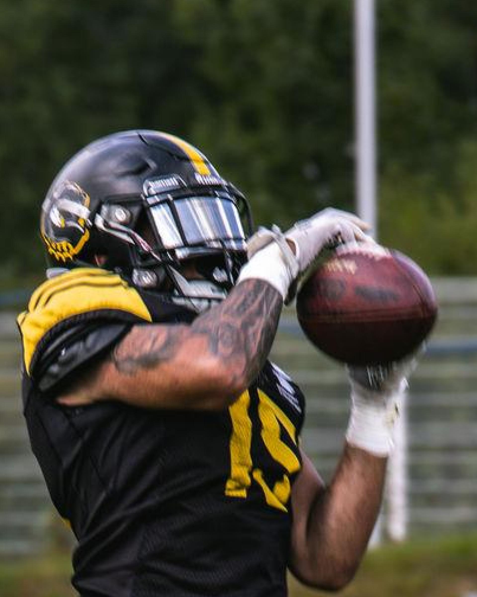 Höher, schneller, effektiver: Die Amberg Mad Bulldogs dominierten die Passau Pirates nach Belieben und feierten einen 66:7-Kantersieg. (Bild: Philipp Ponader)