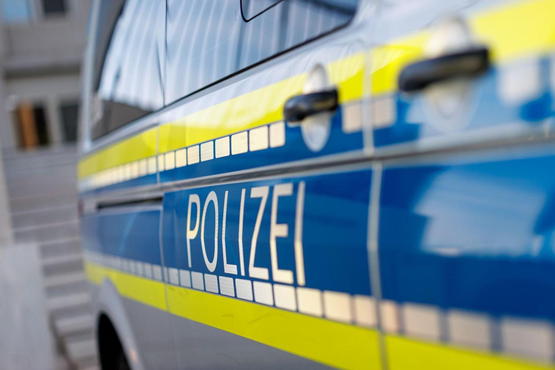 Nach dem Übergriff auf den 13-Jährigen sucht die Polizei einen Zeugen. (Symbolbild: Daniel Karmann/dpa)