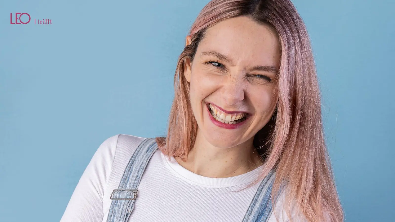 Julia Gruber aus Teunz bringt mit ihren Podcast „ICH BIN DA” ältere Generationen ins Gespräch.  (Bild: Sebastian c. Hoffmann)