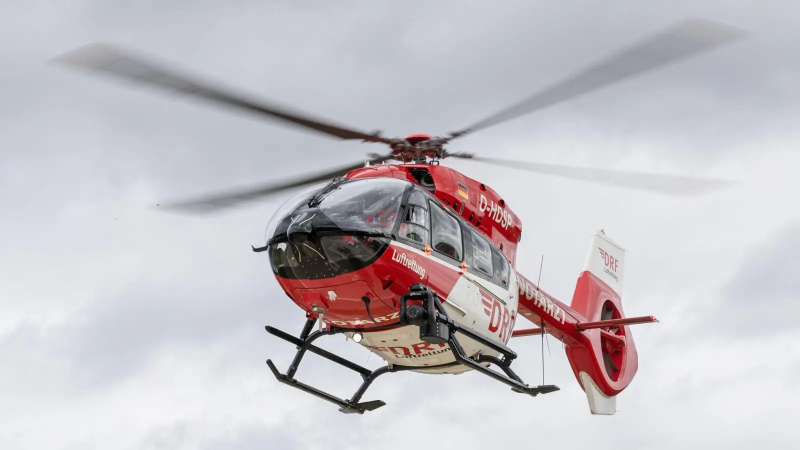 Ein Rettungshubschrauber flog die Rollerfahrerin nach dem Unfall ins Klinikum Würzburg. (Symbolbild) (Bild: Daniel Karmann/dpa)