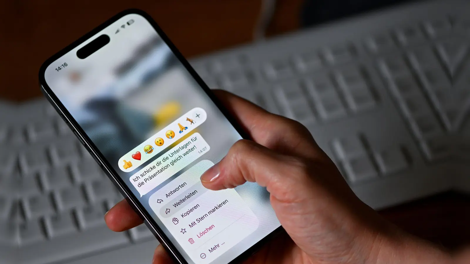 Verstößt das Weiterleiten privater Chat-Nachrichten gegen die Europäische Datenschutzgrundverordnung?  (Symbolbild: Sven Hoppe/dpa)