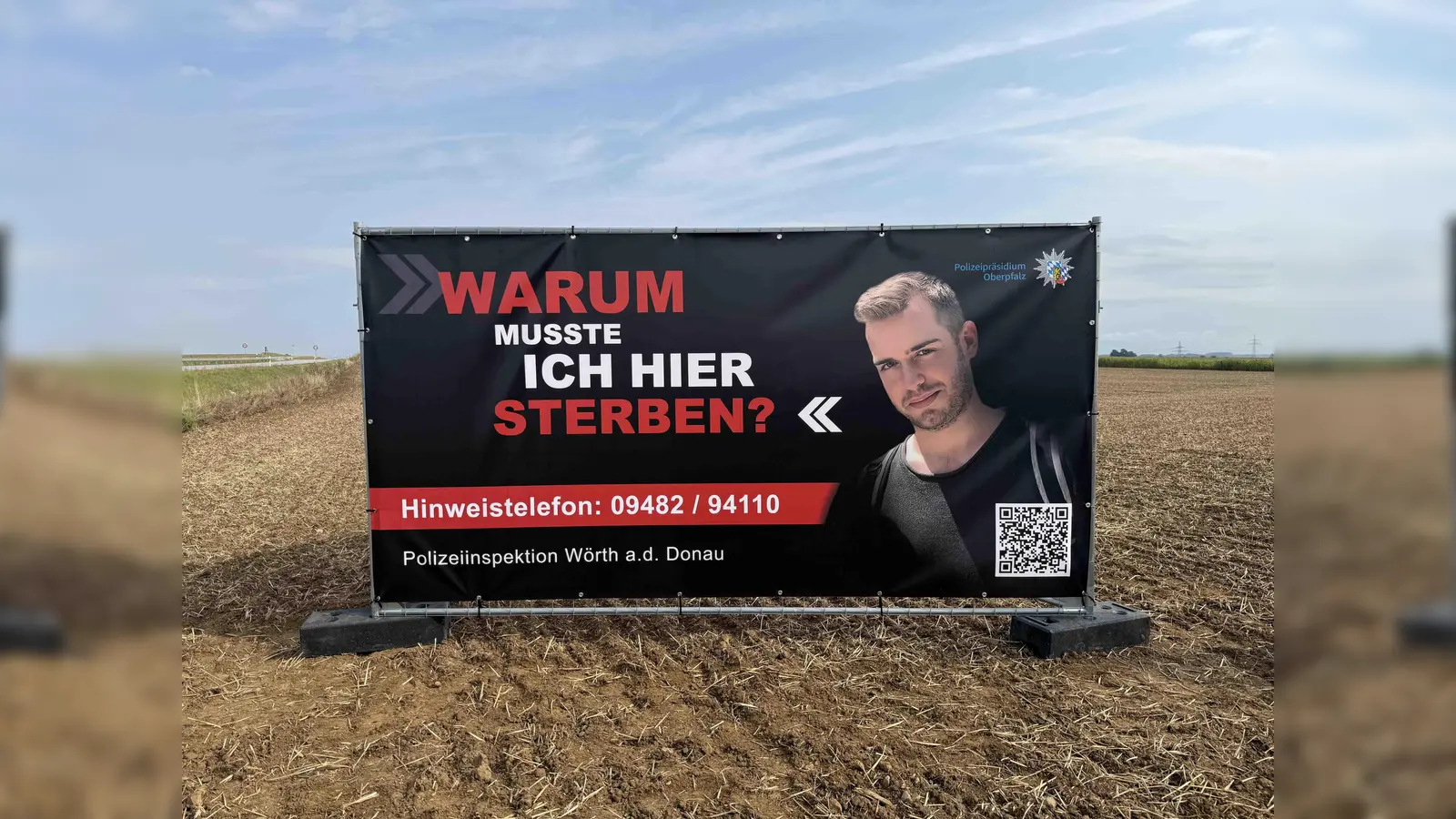 Mit solchen Bannern suchte die Polizeiinspektion Wörth a.d. Donau nach dem „Todesfahrer von Riekofen”.  (Archivbild: PP Oberpfalz/Bäumler)