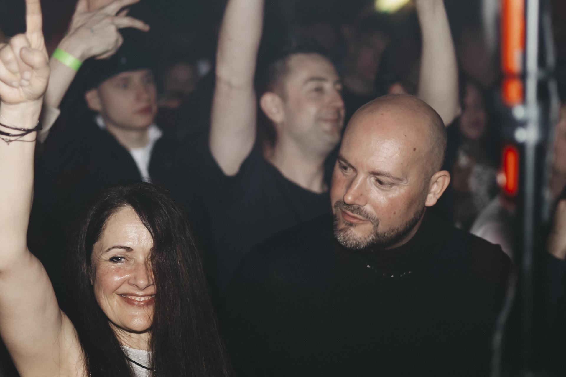 Frau Fenk im Trio.  (Bild: Lolografie)