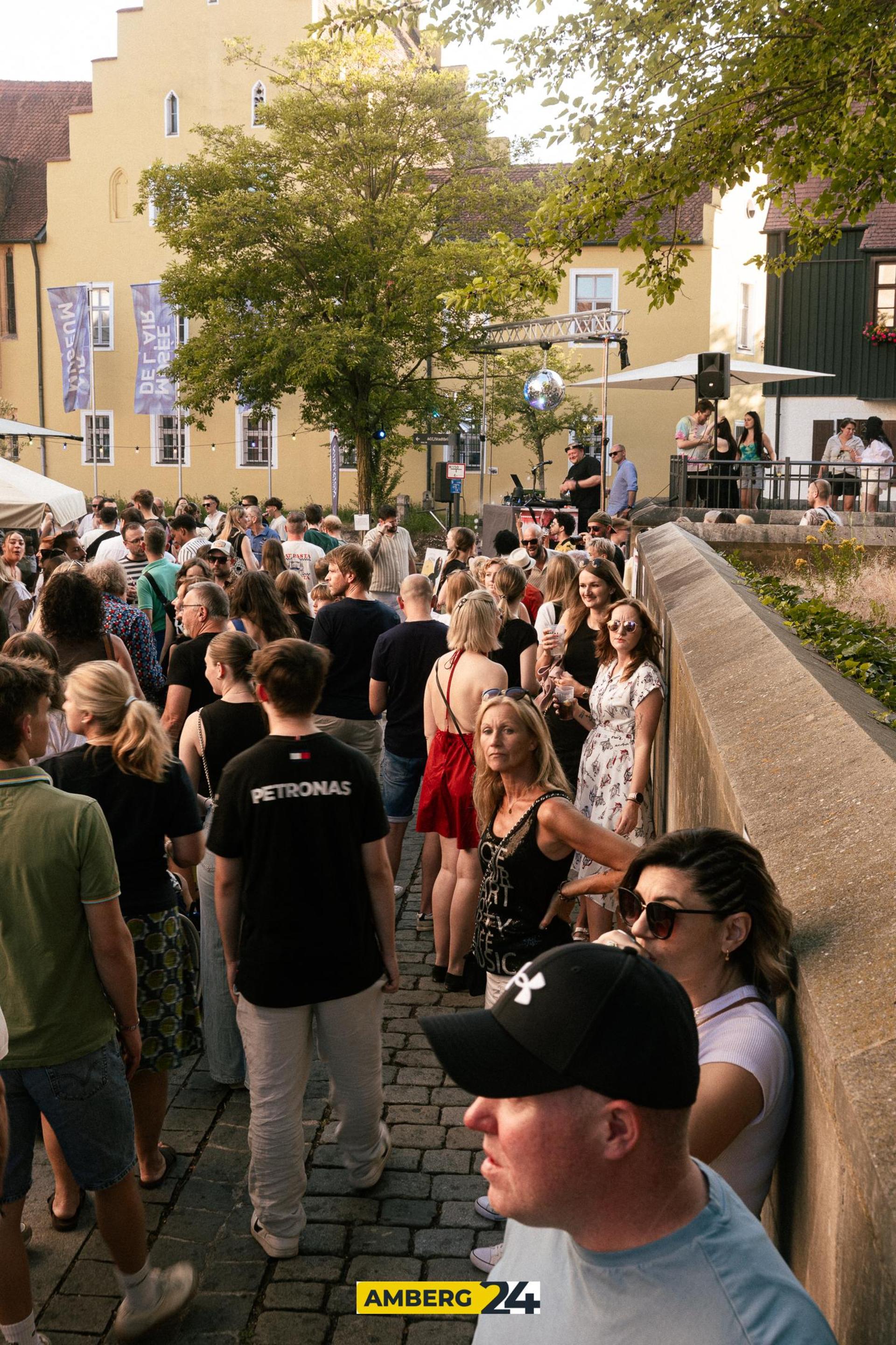 Tanzen und Trinken direkt an der Vils konntet ihr am Notstain! (Bild: David Mueller)