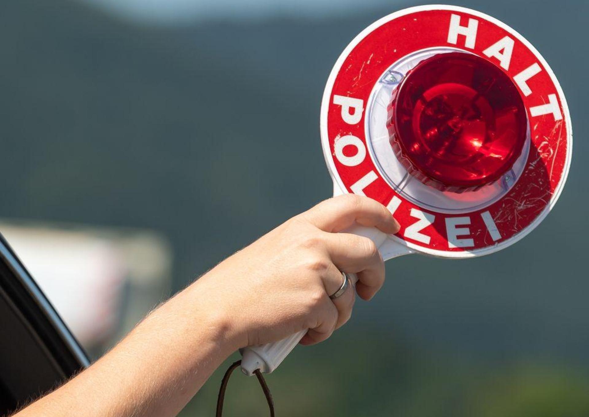 Amberger Schleierfahnder unterbanden auf der A6 bei Illschwang die Weiterfahrt eines 38-jährigen Autofahrers. (Symbolbild: Peter Kneffel/dpa)