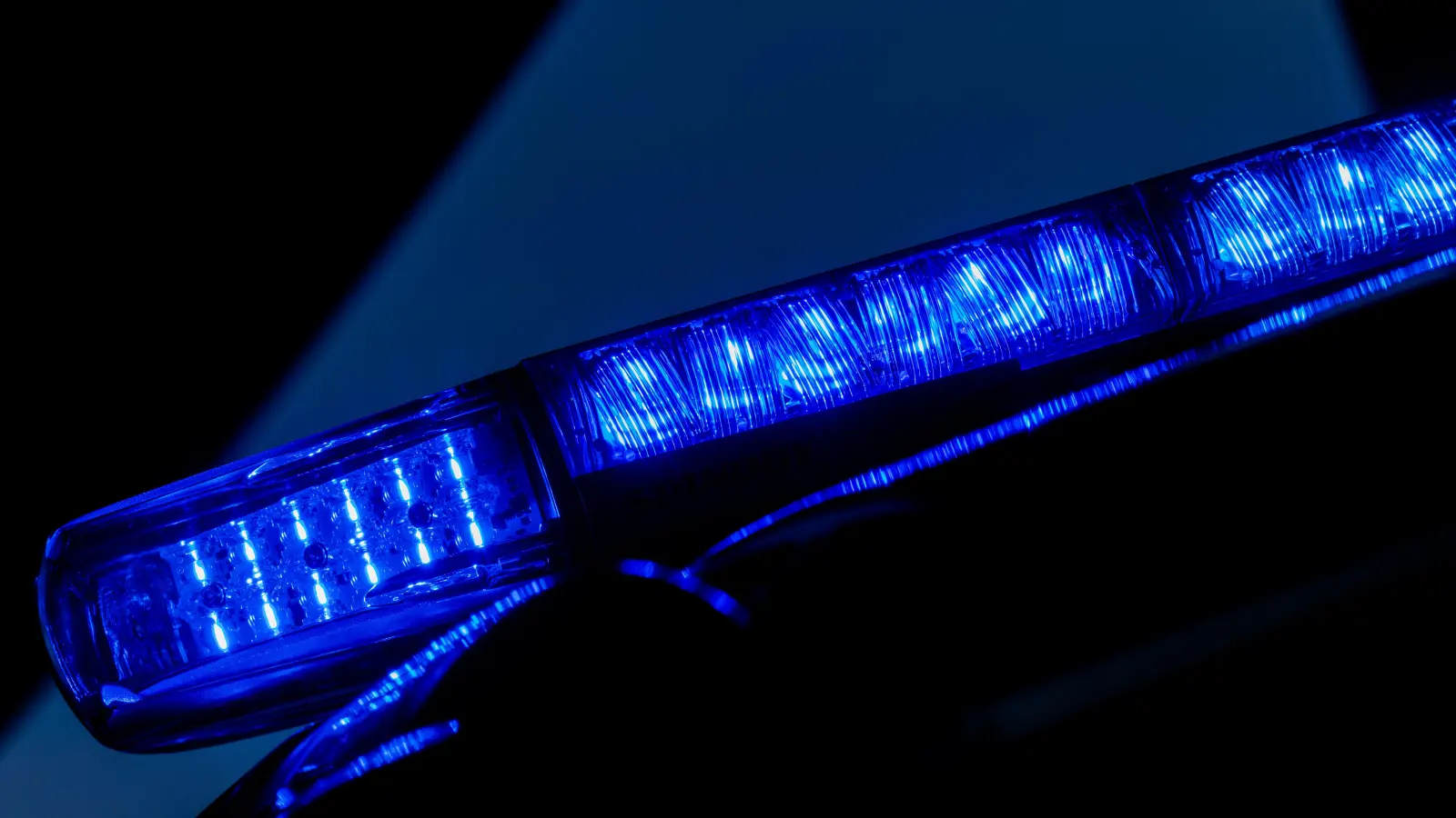 Ein 22-Jähriger wurde an einem Nachtschalter in Neumarkt überfallen und verletzt. (Symbolbild: Rolf Vennenbernd/dpa)